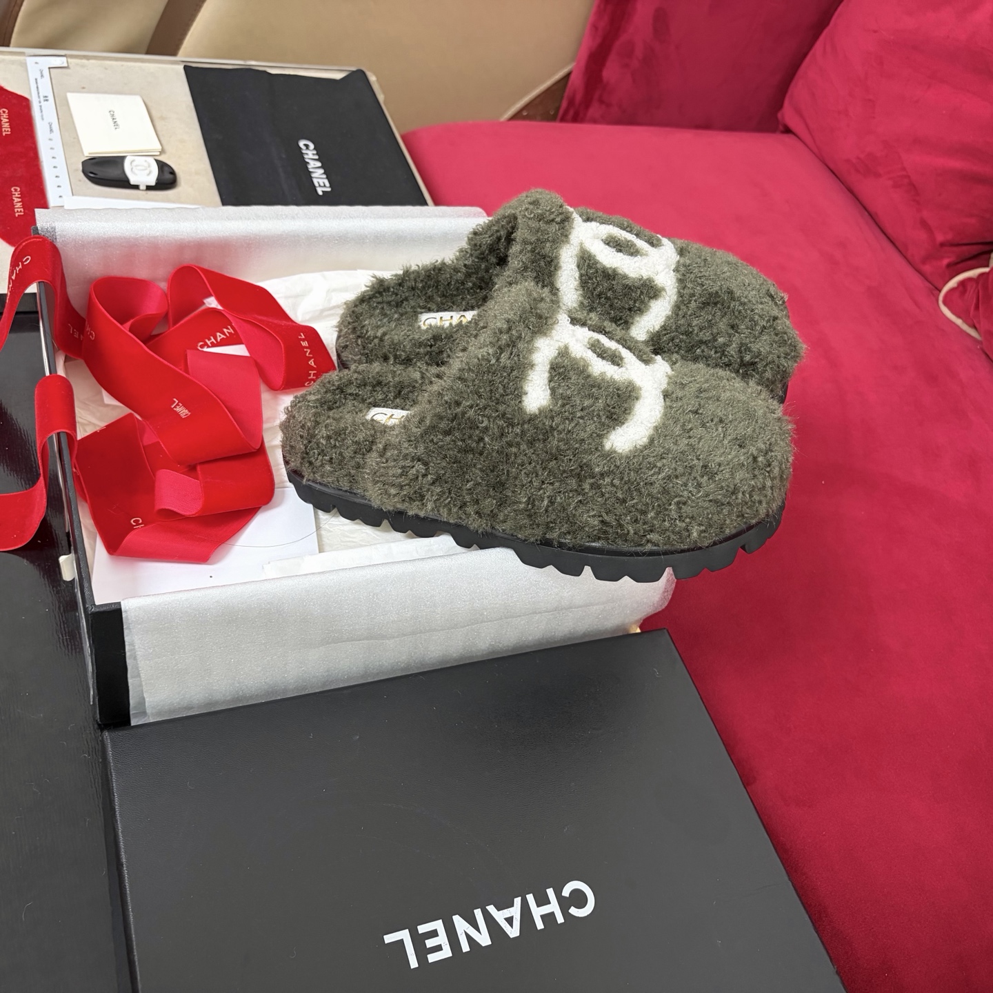 CHANEL воўнавыя тапаткі, рамбічная воўна, унутраная падшэўка з воўны, гумавая супрацьслізготная падэшва, упакоўка ад бутіка