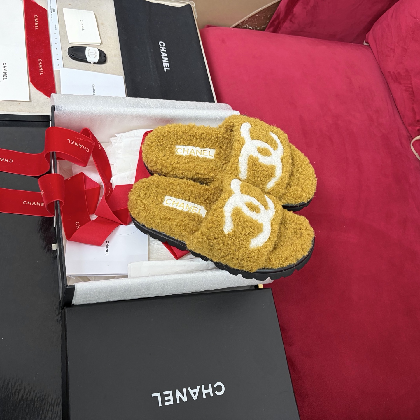 CHANEL воўнавыя тапаткі, ромбападобная воўна ягняці, унутраная воўнавая скрутка, гумавая супрацьслізготная падэшва, упакоўка ад бутіка