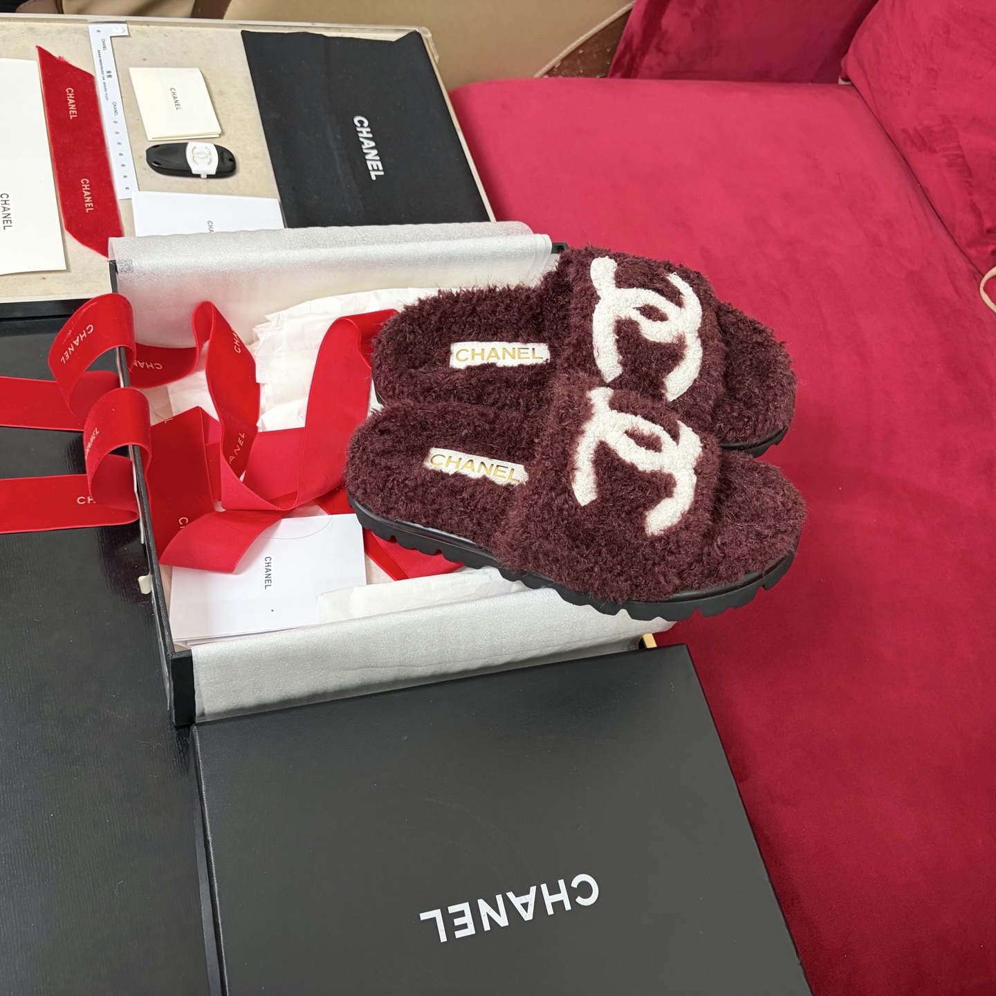 CHANEL воўнавыя тапаткі, рамбічная воўна, унутраная падшэўка з воўны, гумавая супрацьслізготная падэшва, упакоўка ад бутіка