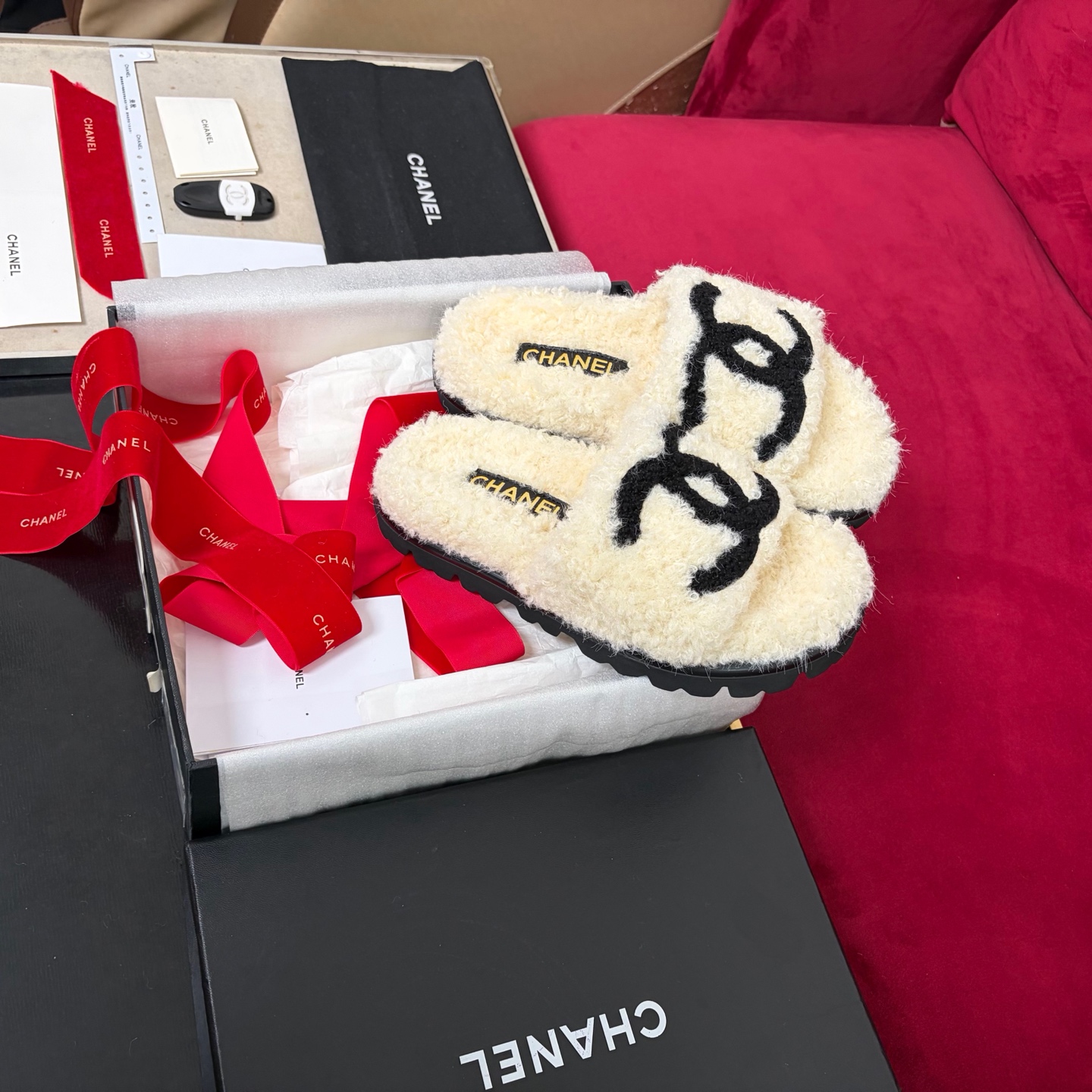 CHANEL воўнавыя тапаткі, рамбічная воўна, унутраная падкладка з воўны, гумавая супрацьслізготная падэшва, упакоўка ад бутіка
