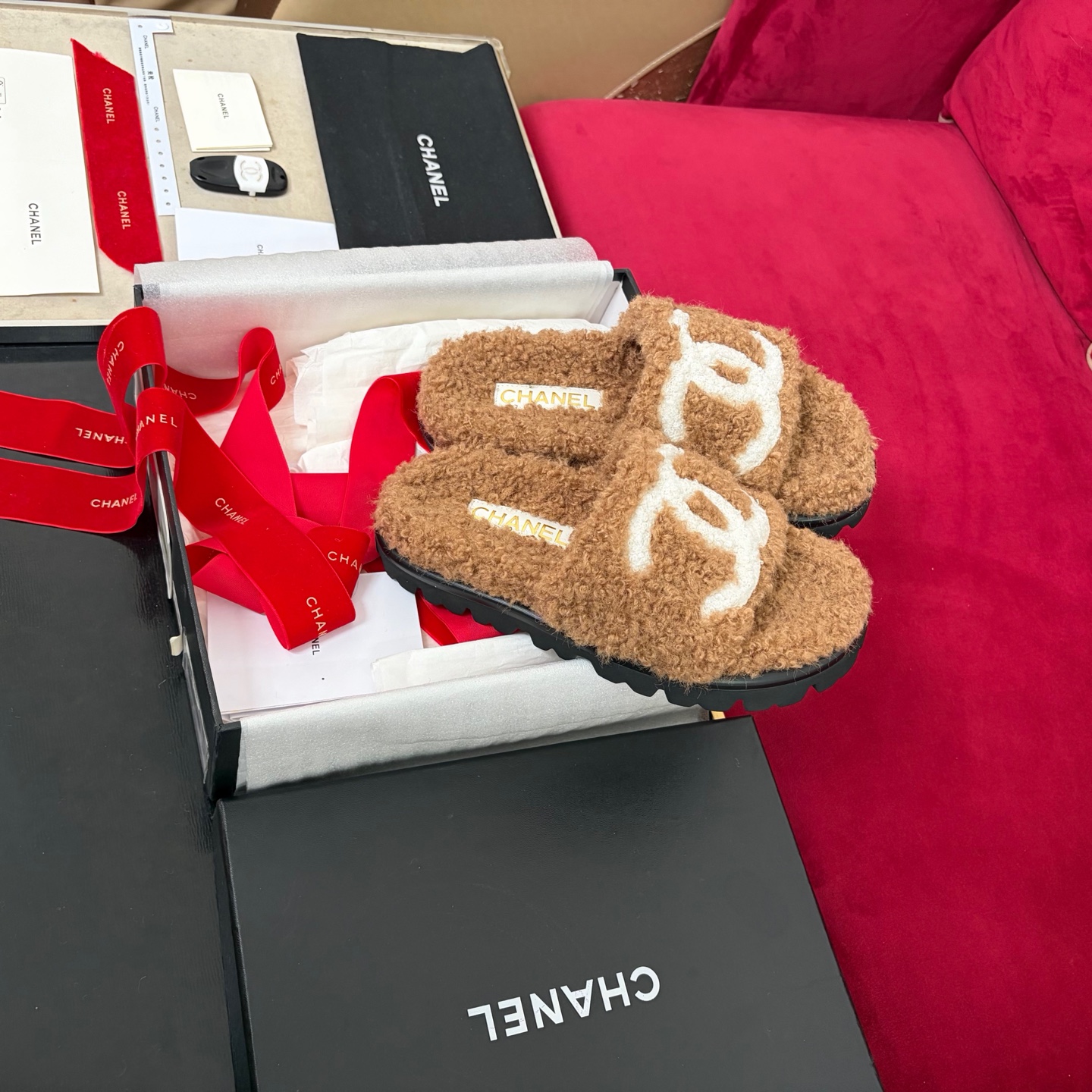 CHANEL воўнавыя тапачкі, ромбападобная сцёбка, авечая воўна, воўнавы рулон унутры, гумавая супрацьслізготная падэшва, упакоўка ад бутіка