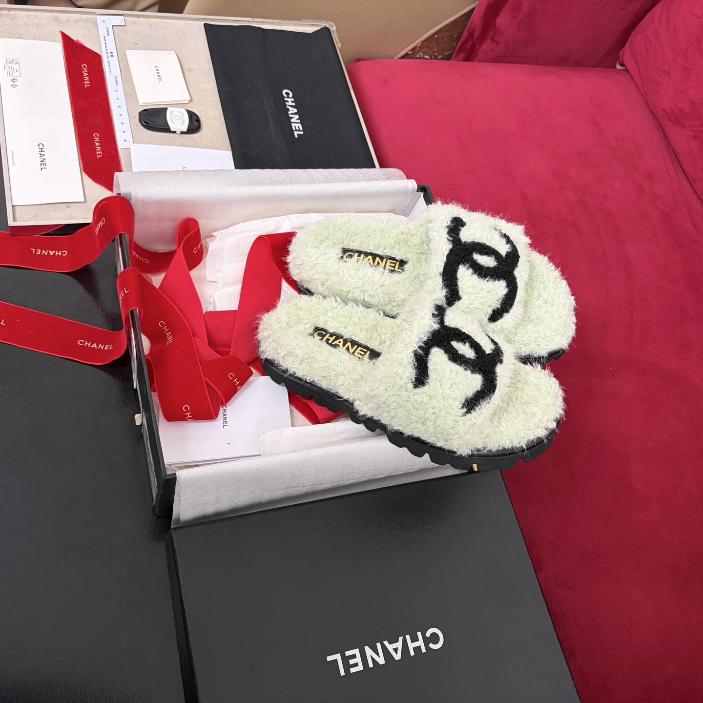 CHANEL воўнавыя тапачкі, ромбападобная сцёбка, авечая воўна ўнутры, гумавая супрацьслізготная падэшва, упакоўка ад бутіка