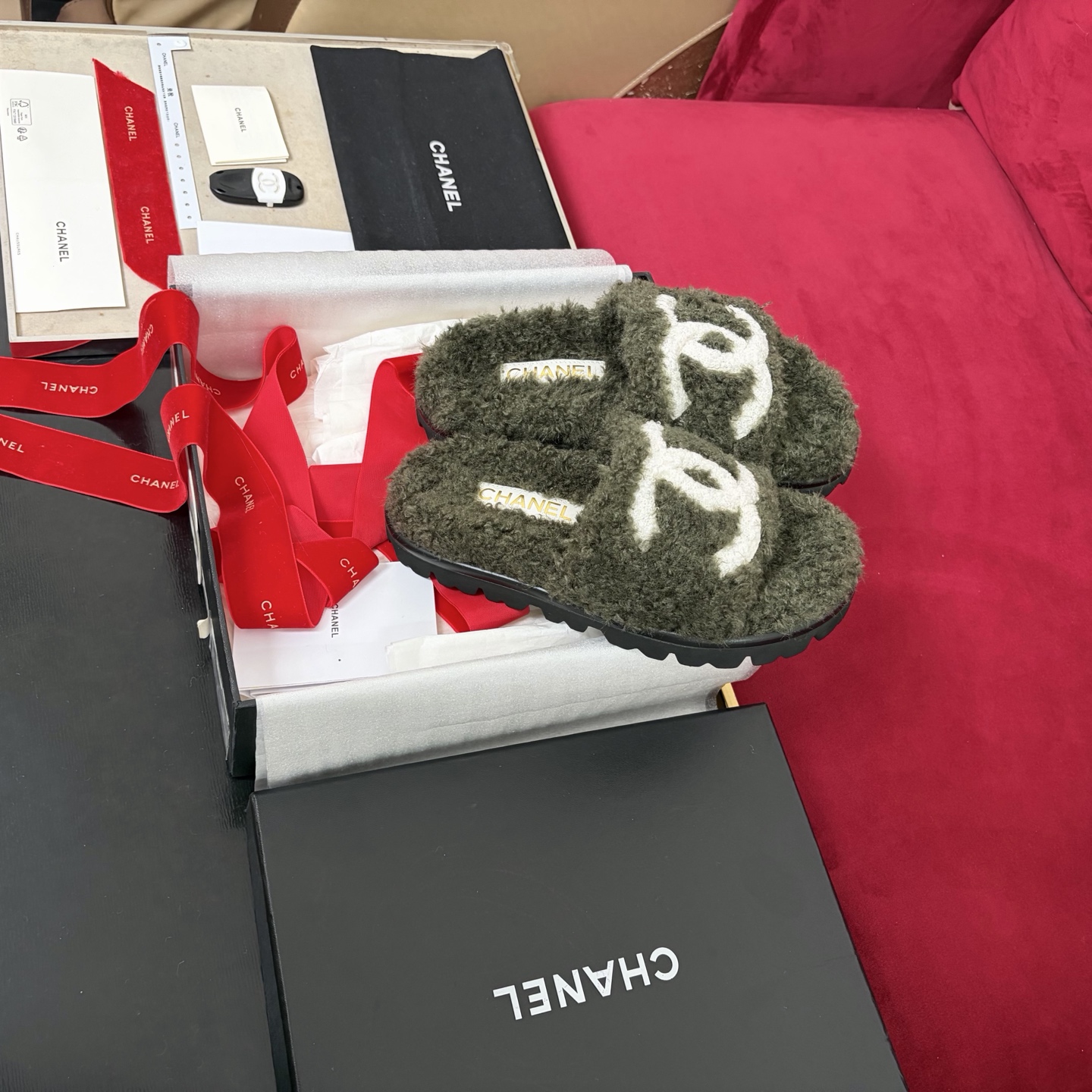CHANEL воўнавыя тапаткі, рамбічная воўна, унутраная падшэўка з воўны, гумавая супрацьслізготная падэшва, упакоўка ад бутіка
