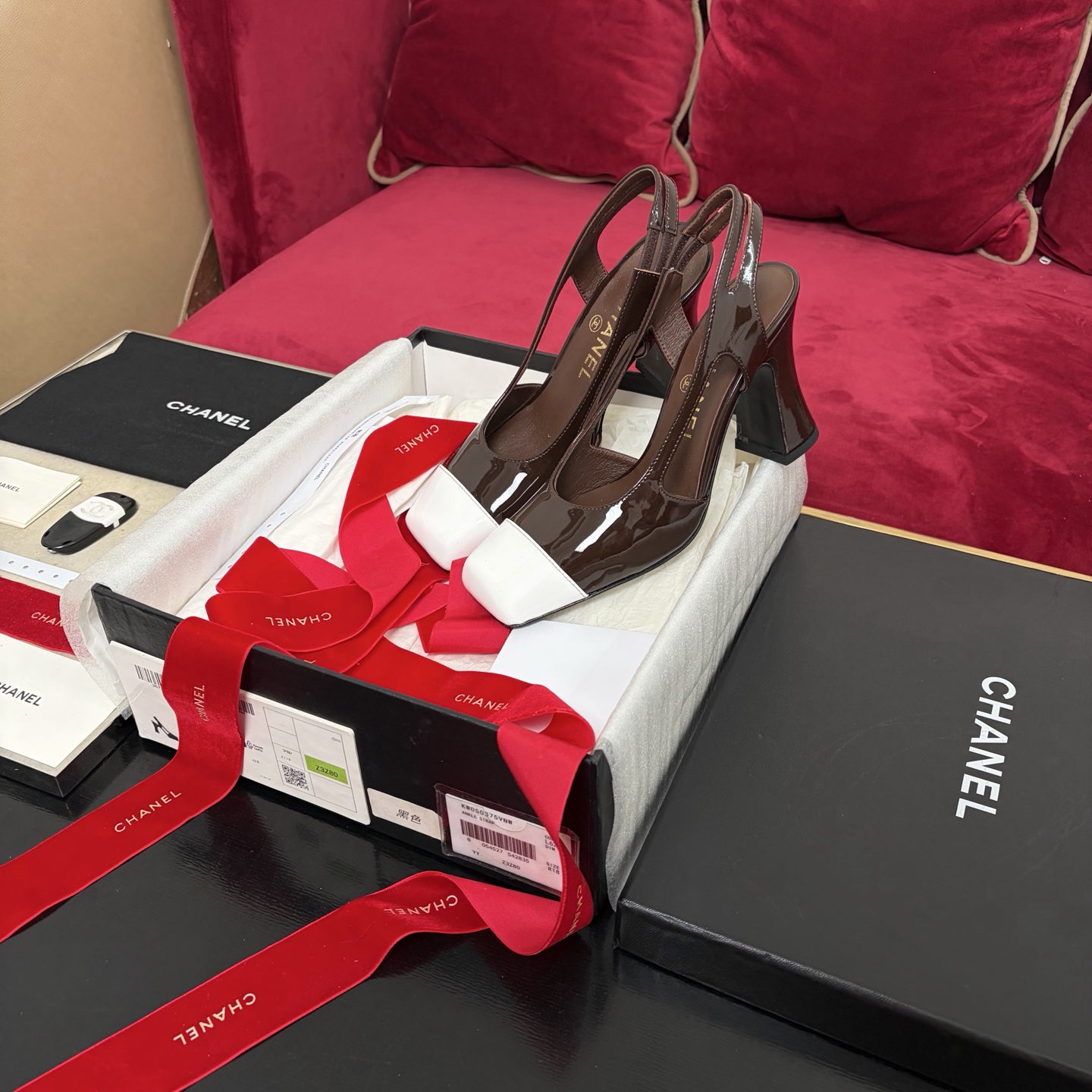 Chanel escarpins à talon épais en cuir verni avec bride arrière