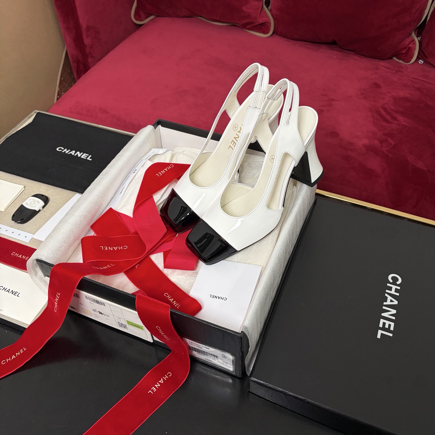Chanel escarpins à talon épais avec bride arrière, bicolores noir et blanc, pour femme