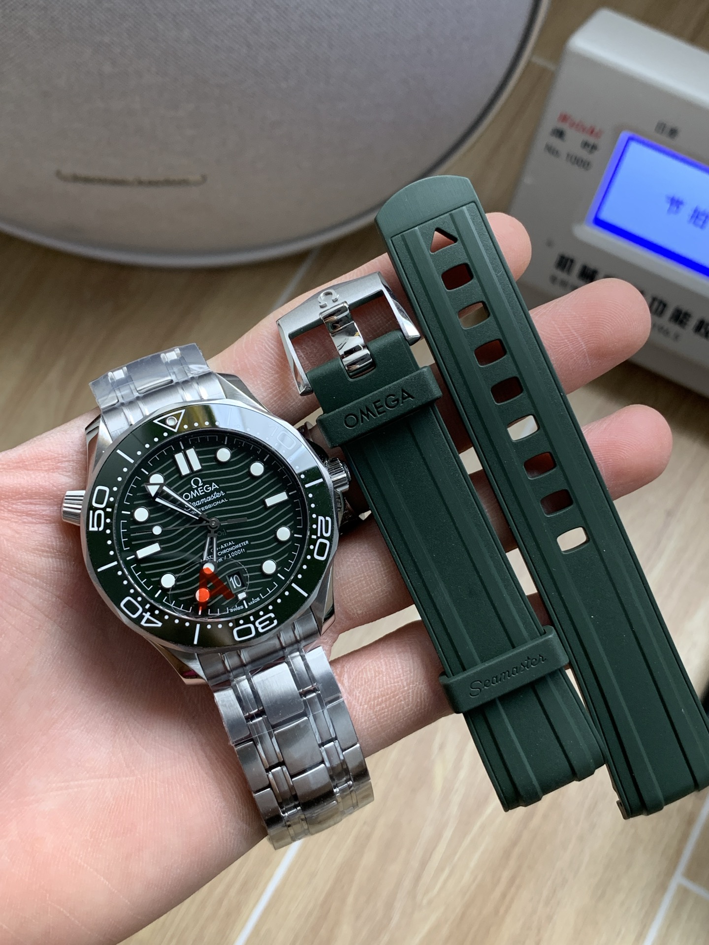 Omega VS全新海马300米 ——V4 版本 升级欧米伽8800一体机芯 VS 8800机芯外观，功能，均与 一致
