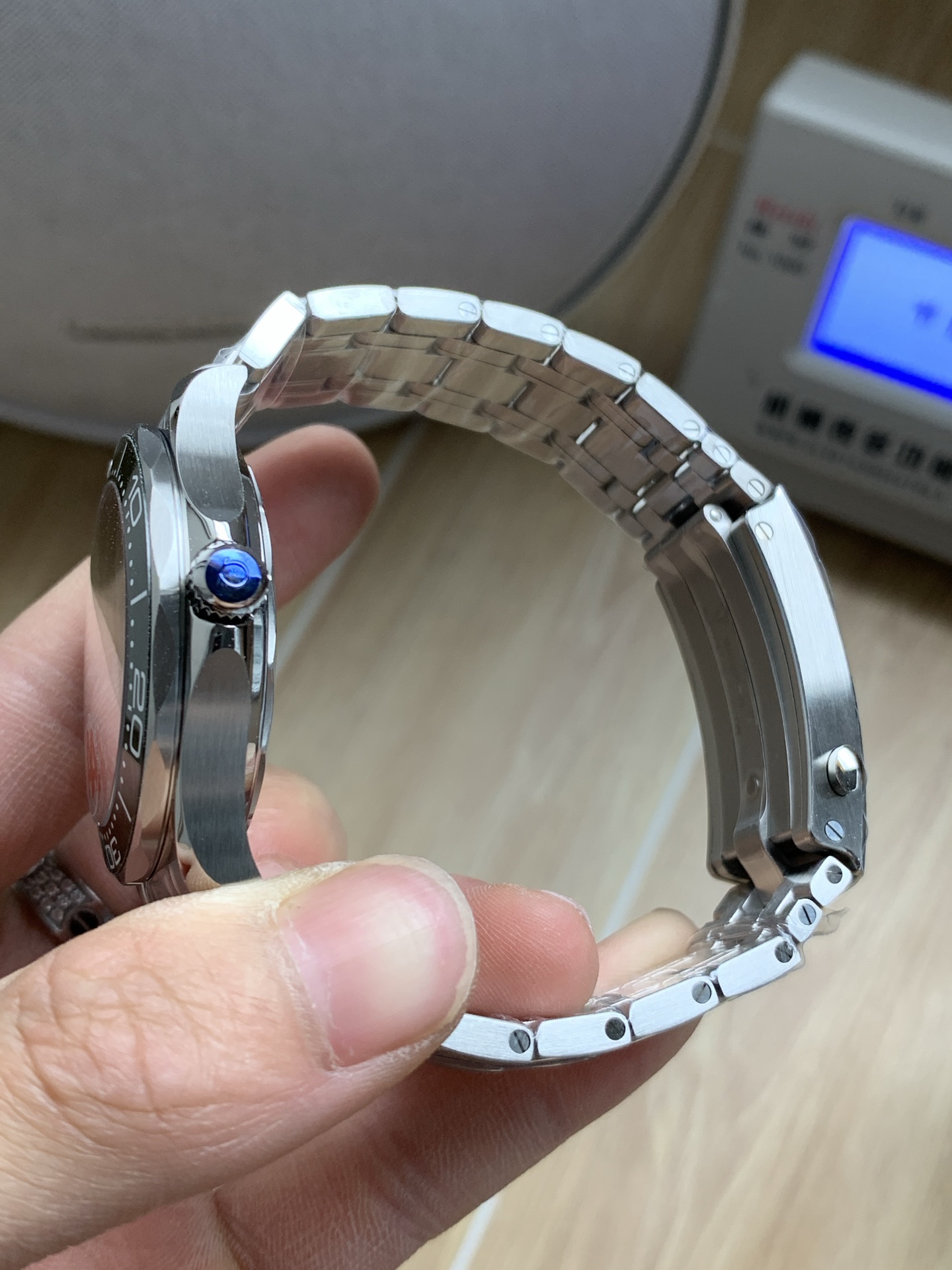 Omega VS全新海马300米 ——V4 版本 升级欧米伽8800一体机芯 VS 8800机芯外观，功能，均与 一致
