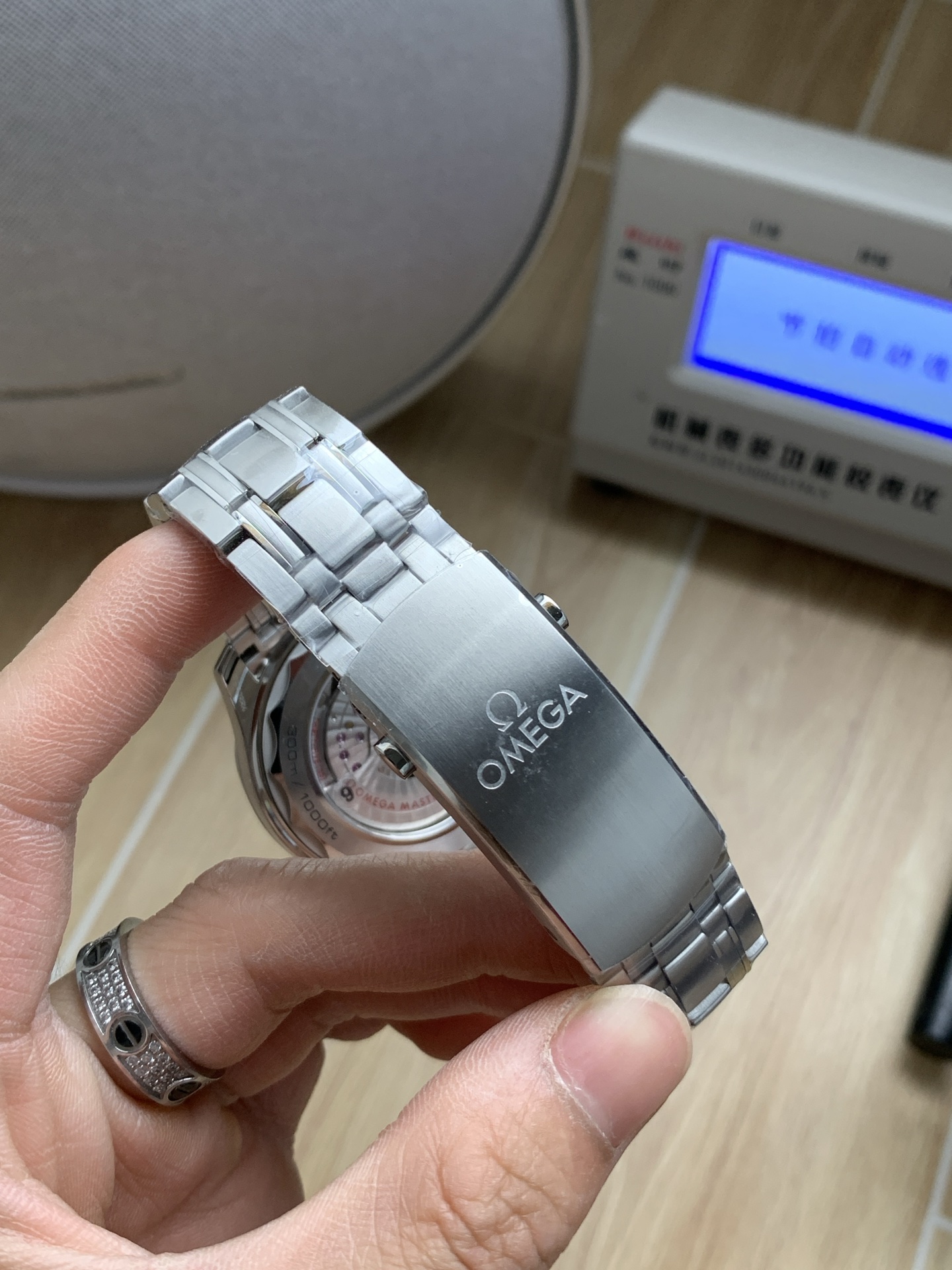 Omega VS全新海马300米 ——V4 版本 升级欧米伽8800一体机芯 VS 8800机芯外观，功能，均与 一致