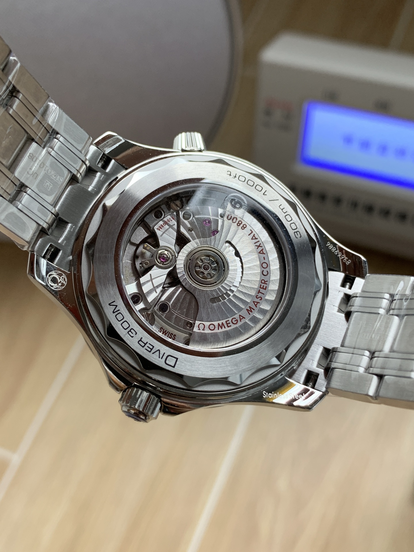 Omega VS全新海马300米 ——V4 版本 升级欧米伽8800一体机芯 VS 8800机芯外观，功能，均与 一致