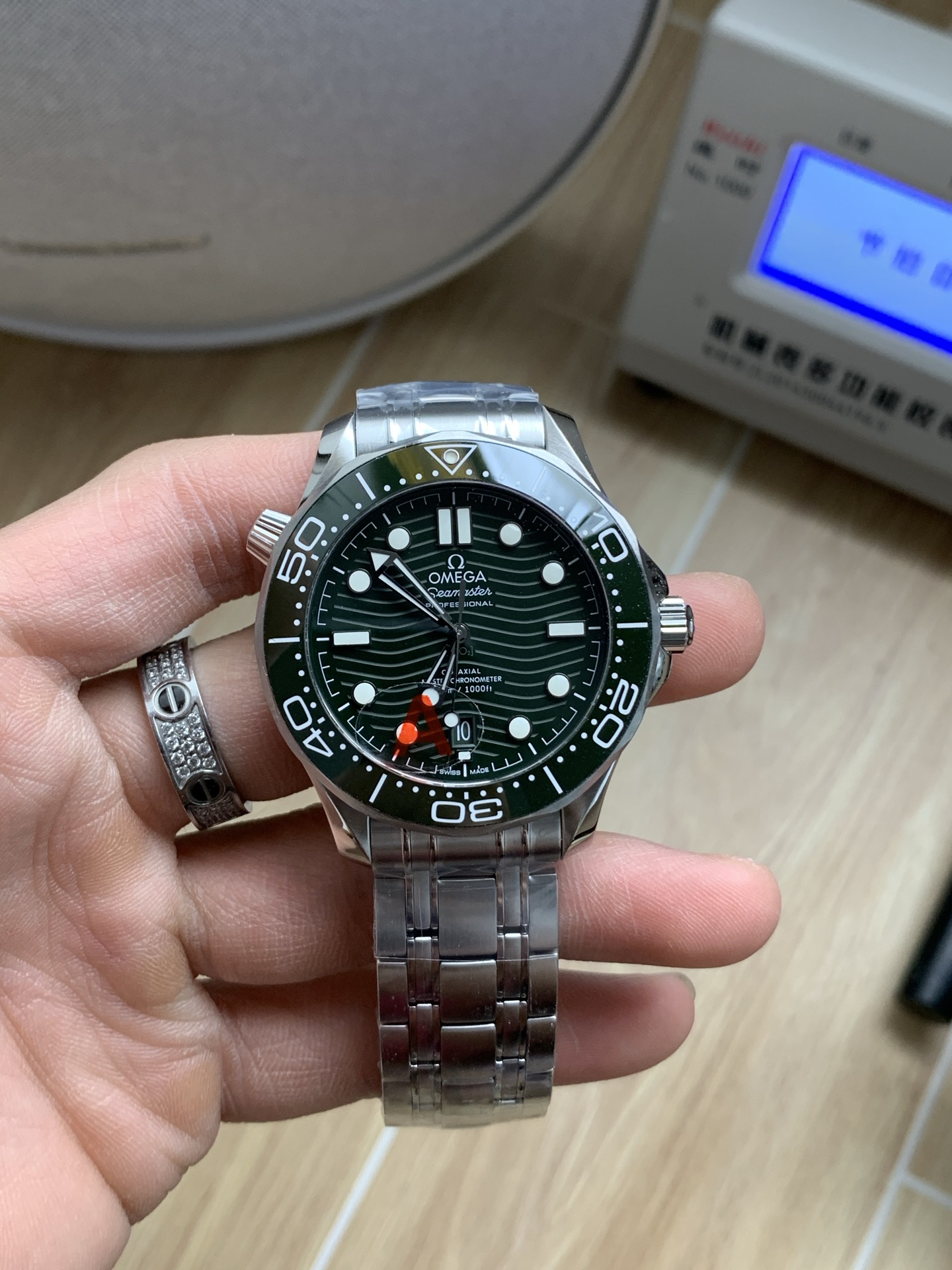 Omega VS全新海马300米 ——V4 版本 升级欧米伽8800一体机芯 VS 8800机芯外观，功能，均与 一致