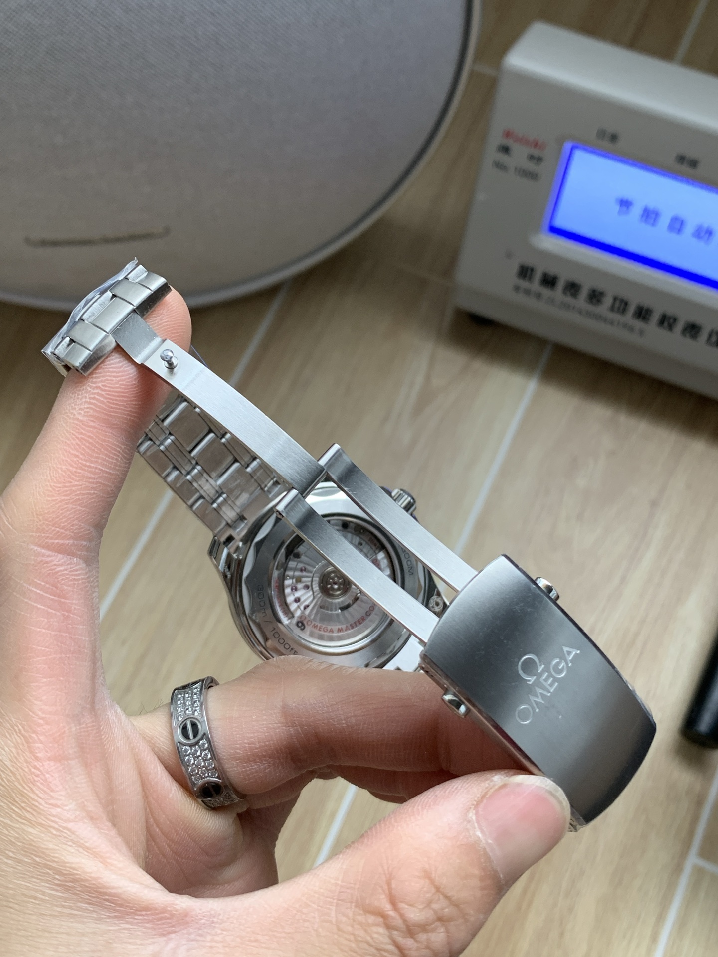 Omega VS全新海马300米 ——V4 版本 升级欧米伽8800一体机芯 VS 8800机芯外观，功能，均与 一致