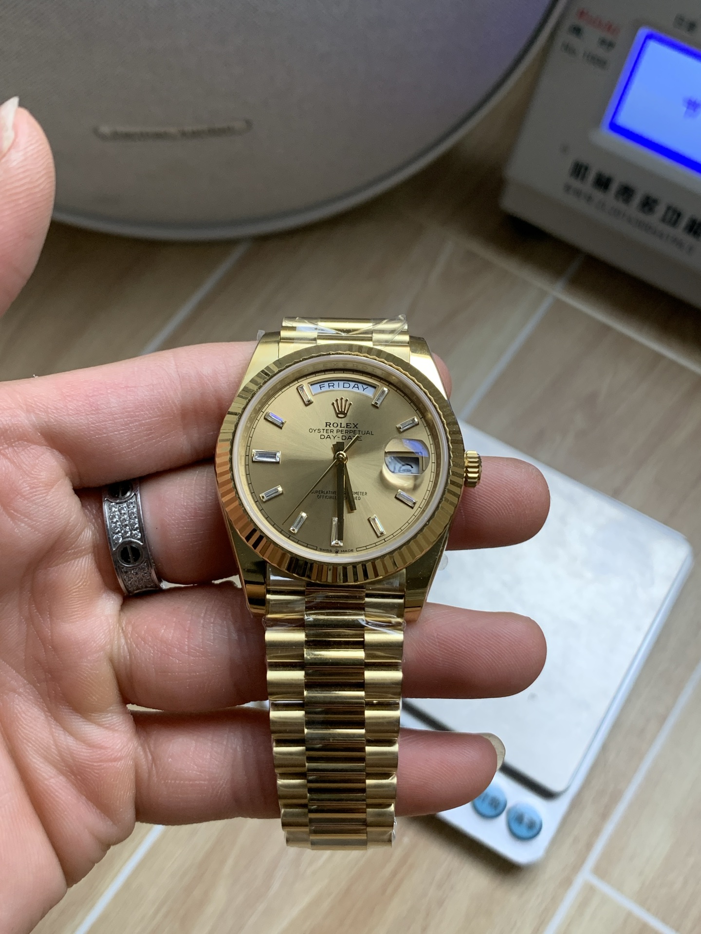 NO:385740,RC new product 40 counterweight log DD gold surface, brand new counterweight DD, weight about 209 grams, new solution, no peeling, can be repeated gold, no lengthening watch section, deep lettering, Shanghai movement.,19860909RC新品 40配重日志DD 金面,全新配重DD,重量209克左右,新方案,不掉皮,可以重复包金,不加长表节,深刻字,上海机芯.,,Watch