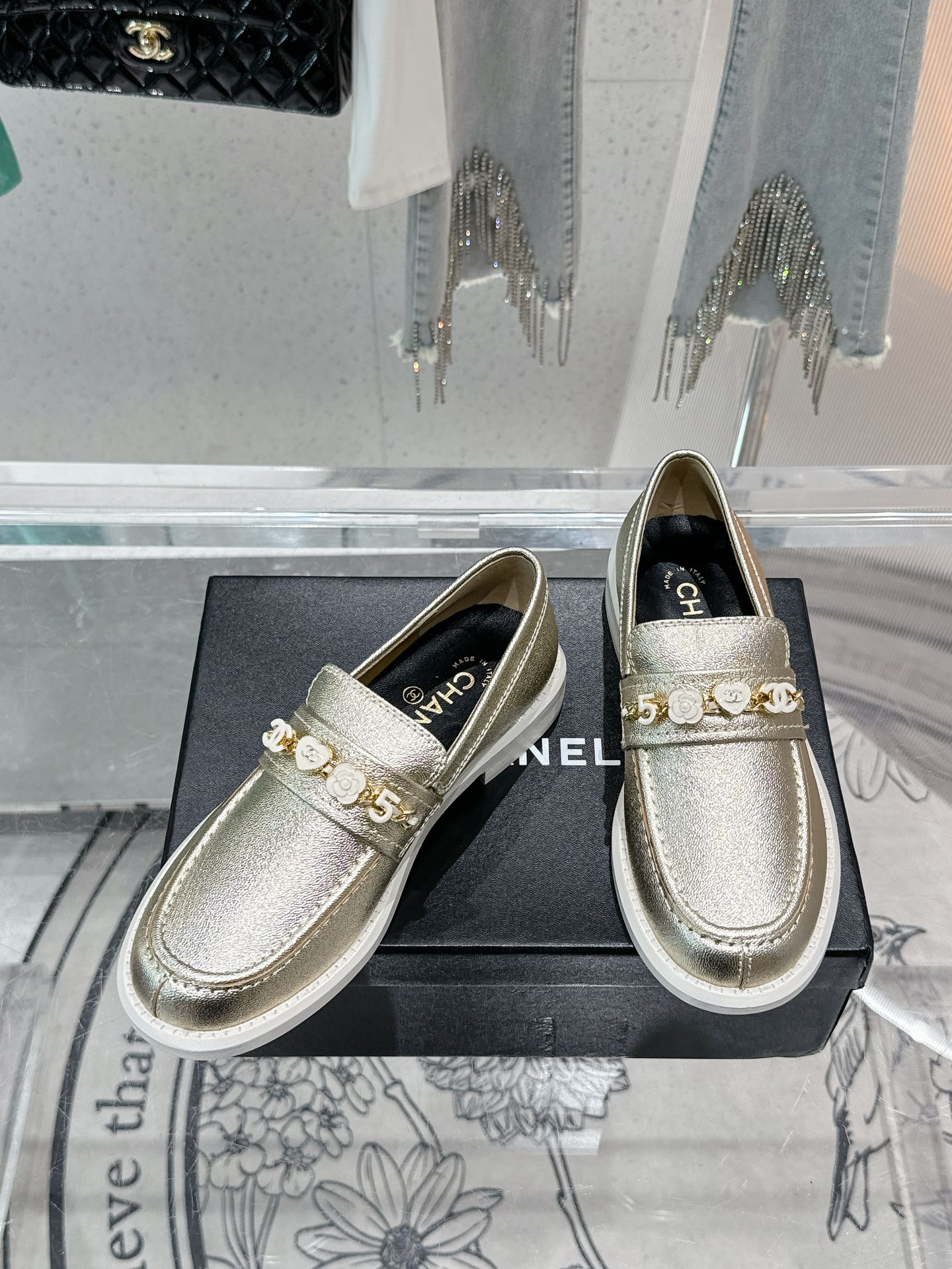 NO:405649,New versatile flat-heeled loafers, exclusive must-have hot products, goddess series, irresistible, heart-wrenching... Oil wax cowhide material + pure handmade, comfortable sheepskin, Italian original leather outsole, top 35-39 [40.41 custom], loafers, loafers, cowhide, sheepskin, Leather soles19860909新款百搭平跟乐福鞋,独家必备爆款,女神系列 让人无法抗拒,心动ing…… 油蜡牛皮材质+纯手工打造 内里垫脚舒适羊皮 意大利原版真皮大底 顶级35-39 [40.41定做],乐福鞋,loafers,cowhide,sheepskin,Leather soles,Women's Shoes