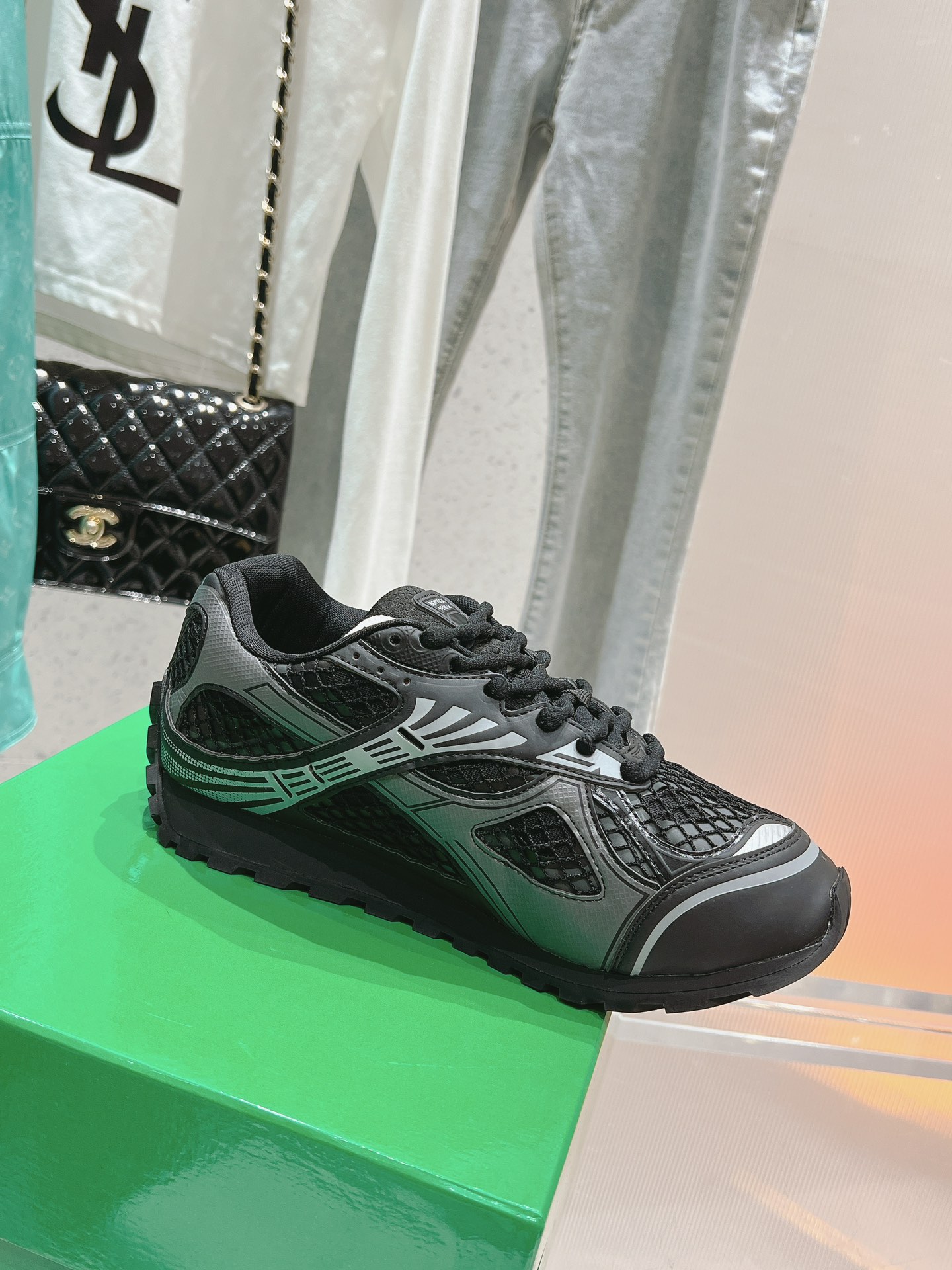 NO:544823,Women/Men * Latest couple sneakers BV newly upgraded Orbit designer curtain call style Casual Runner sneakers, using lightweight technology mesh fabric. Paired with geometric patterns, rubber outsole. Observe the bag craftsmanship. Silver actually increases the height, but it still looks thinner, very nice, playable and fabricated. Benchmark the counterpart shoe craftsmanship. Observe the higher version The upper uses original lightweight technology mesh fabric, complex process Original imported color-blocking TPU outsole for women 35-40 [40.41 customization] Men's 39-45 [45 customization] Configure original packaging, casual shoes/sports shoes, bottega veneta, sneakers19860909女/男 *最新款情侣运动鞋 BV全新升级Orbit设计师谢幕款 休闲Runner运动鞋,采用轻质科技网布面料.搭配几何图案设计橡胶外底.认准套包工艺 银色实际增高很多哦,还是一样显腿细,非常nice,耐玩耐造 对标对版套包鞋工艺 认准高版本 鞋面采用原版轻质科技网布面料,工艺复杂 原版进口拼色TPU大底 女款 35-40 [40.41定制] 男款 39-45 [45定制] 配置原版包装,休闲鞋/运动鞋,bottega veneta,sneakers,Women's Shoes