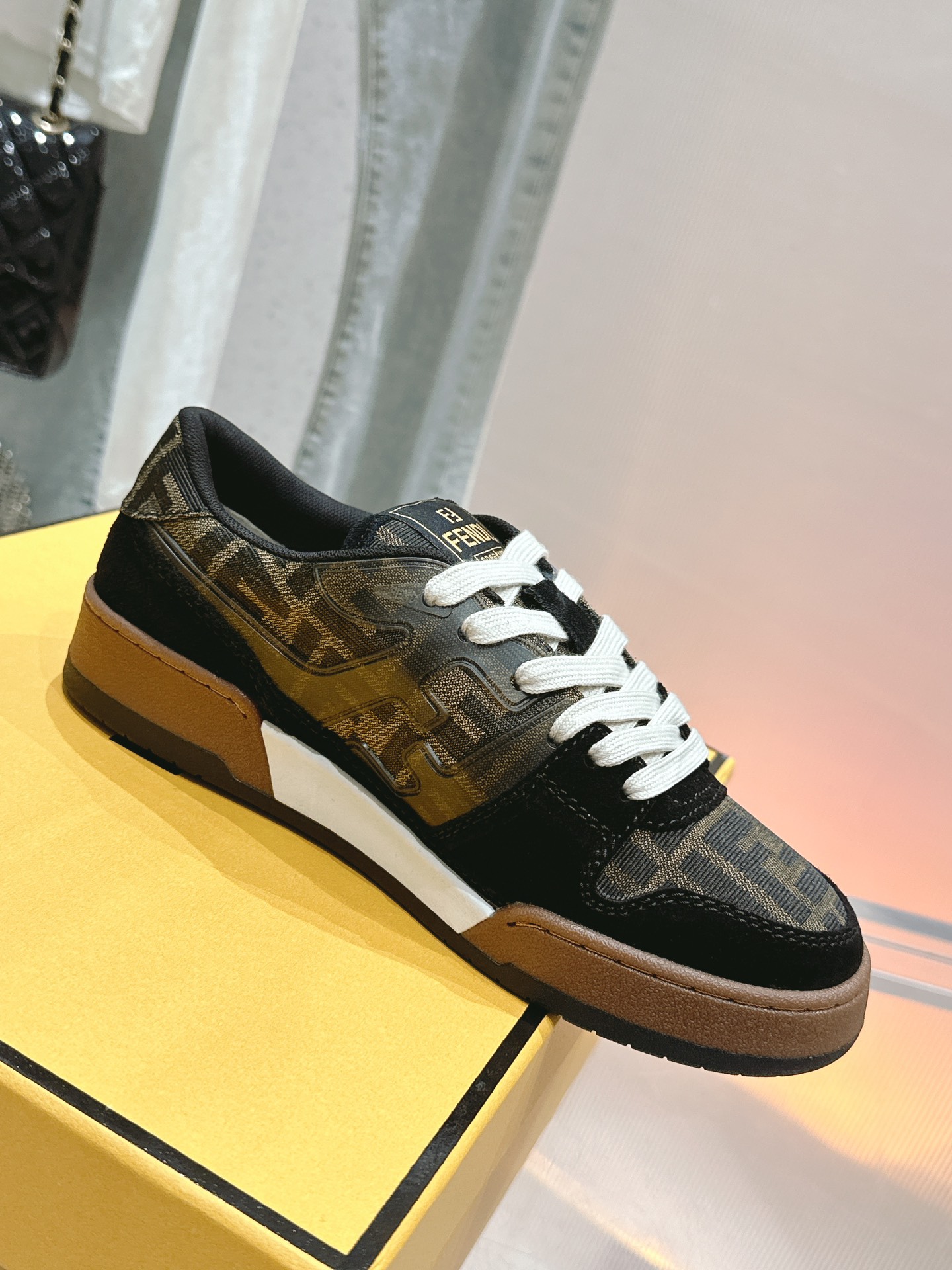 NO:891030,Women's/men's style Fendi's latest top-level hot model19860909女款/男款 芬迪最新顶级别爆款x情侣鞋 首款运动鞋fendi match篮球运动鞋,最新元素注入加FF复古的设计,超经典百搭系列… 鞋面采用牛皮和牛猄拼接组合 侧面凸起的双F logo 采用透气舒适网布内里 原版TPU组合双色大底 男女码35—45,休闲鞋/运动鞋,fendi,fendi,sneakers,cowhide,Women's Shoes