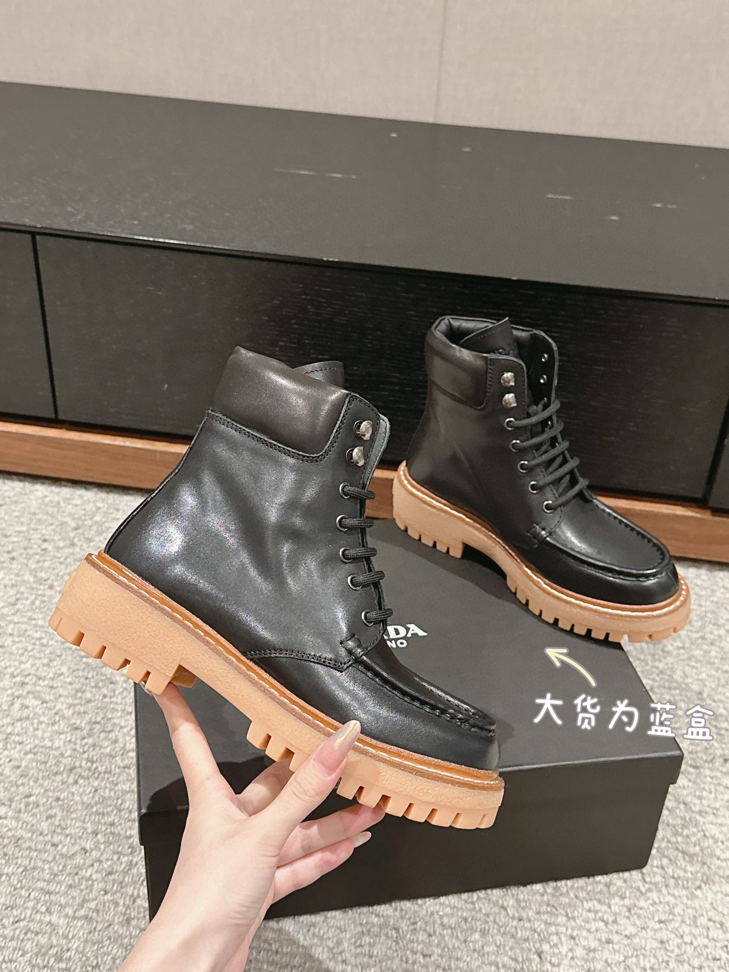 NO:544617,The new product launches Martin boots, a hot foreign trade model, top quality, retro and high-end, simple and atmospheric, and is a very pleasing style!  The king of high-end versatile feet, the feet feel very comfortable, super versatile + super durable, suitable for both autumn and winter!  Imported waxed calfskin material, inner footbed silk cowhide, original TPU outsole, genuine leather edge strip, size 36-41 [40/41 customized] with original blue box, boots, loafers, boots, cowhide19860909新品重磅推出马丁靴 外贸爆款 顶级品质 复古又高级 简约又大气,属于非常耐看的款式！ 高级百搭之王,脚感很好很舒服,超级百搭+超级耐看,秋冬皆适宜！ 进口打蜡小牛皮材料 内里垫脚丝绸牛皮 原版TPU大底 真皮沿条 尺码36-41 [40/41订做] 配原版蓝色盒子,靴子乐福鞋,loafers,boots,cowhide,Women's Shoes