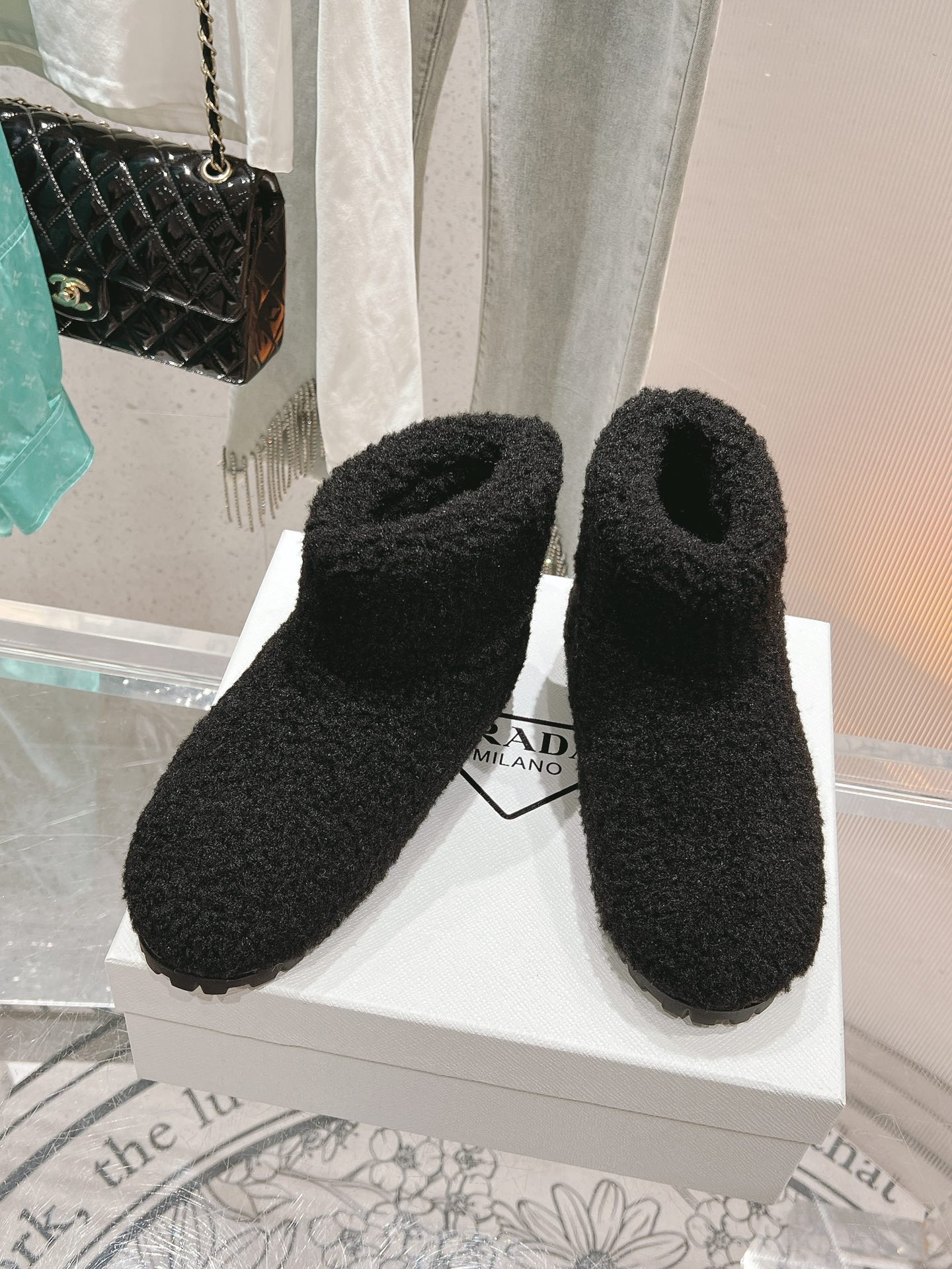 NO:560204,The top latest version of snow boots, Prada triangle logo snow party metal logo gear anti-ski boots!  The material is synthetic hair grafting (including wool), original raw rubber outsole, size 35-41 [40.41 customized], half-drag snow boots, prada, boots19860909顶级 最新爆版雪地靴 普拉哒三角徽标雪地派对金属标齿轮防滑雪地靴！ 材料采用合成植毛(含羊毛) 原版生胶大底 尺码35-41 [40.41定制],半拖雪地靴,prada,boots,Women's Shoes