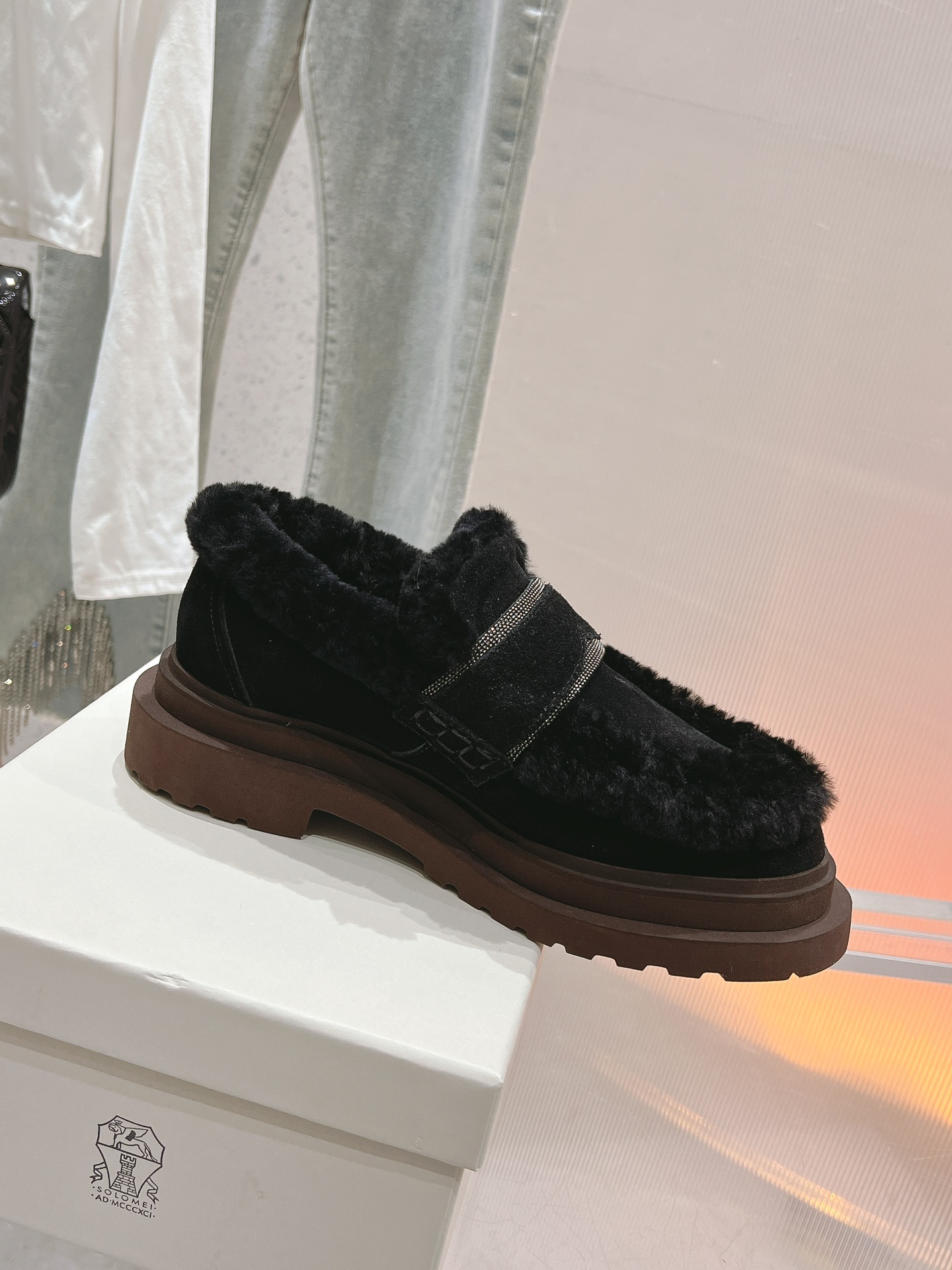 NO:462826,* The highest quality BC foreign trade single model, the latest running model of the loafer series. The new autumn and winter wool sneakers are retro and fashionable. The simple style is matched with BC classic bead chain decoration, simple, exquisite and low-key!  The feet feel light and the height-enhancing effect is also good!  Imported original beef reverse fleece fabric Top-grade wool lining/sheepskin pad Original Meiruan anti-slip bottom size 35-42 [35.40.41.42 Customized], loafers fur shoes, loafers, sneakers, sheepskin19860909* 最高品质BC外贸爆单款 乐福鞋系列最新跑量款.秋冬款羊毛运动鞋新品复古又时髦 简单的版型搭配bc经典珠链装饰,简约精致又低调！脚感轻盈,增高效果也不错！ 进口原版牛反绒面料 顶级羊毛里/羊皮垫 原版美耐防滑底 size 35-42 [35.40.41.42定制],乐福鞋毛毛鞋,loafers,sneakers,sheepskin,Women's Shoes
