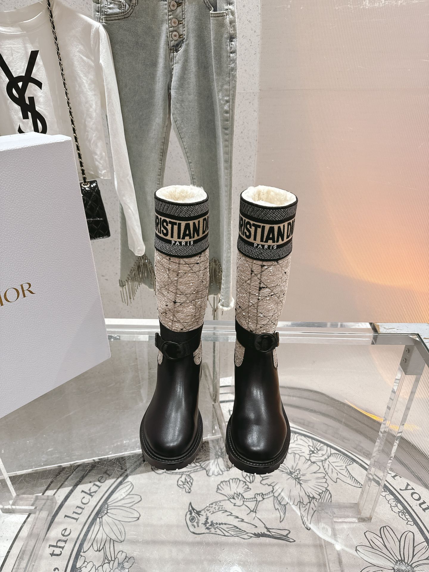 NO:544849,Pili/Mauri Top version of classic running boots, new upgraded version of autumn and winter series D-Major series Martin boots original 1:1 last, flawless! Original imported cowhide material, exclusive cowhide edge. High-density electric embroidery technology. Original TPU three-piece set combination sole. Inner optional: (please note if you place an order) Cowhide lining pad, wool lining pad Size 35-41 [40/41 custom], boots, boots, cowhide19860909皮里/毛里 顶级版经典跑量靴,秋冬全新升级版系列D-Major系列马丁靴原版1:1楦型打造,完美无瑕！ 原版进口牛皮材质面料 獨家牛皮包边. 高密度电绣工艺. 原版TPU三件套组合大底. 内里可选:(下单请备注) 牛皮里垫、羊毛里垫 尺码35-41 [40/41定制],靴子,boots,cowhide,Women's Shoes