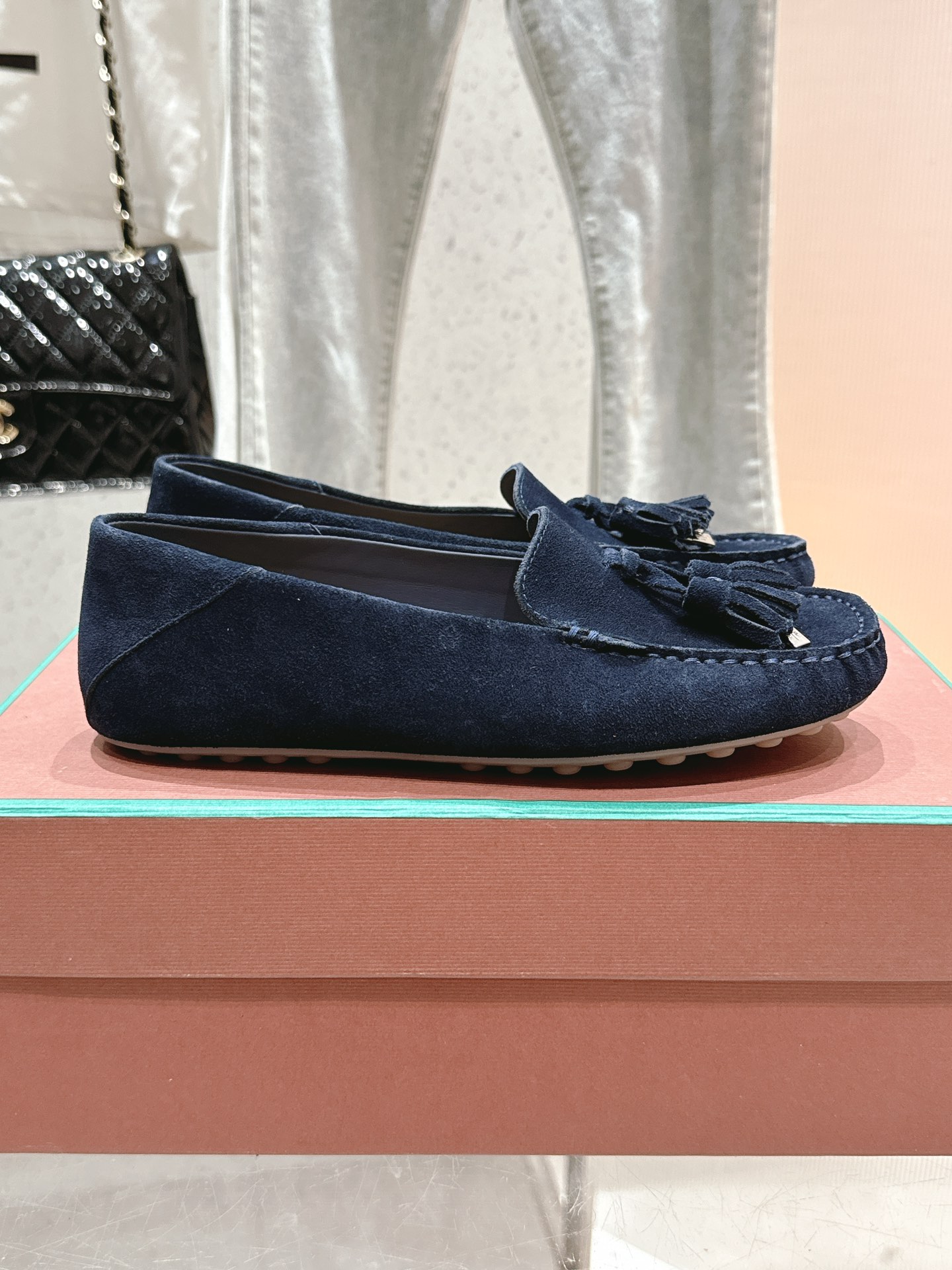 NO:462870,Top version, the latest hit in the counter, the highest quality LP women's classic beanie shoes, essential style shoes for driving and leisure, with full packaging!   Invincible handsome, the details are so good that the feet are very comfortable. Imported top layer cowhide/beef reverse sued fabric Imported water-dyed cowhide foot pads/inner Original wear-resistant bean sole Size: 35-41 [40.41 Custom made], bean shoes, loro piana, cowhide19860909顶级版 专柜最新爆款 最高品质LP女士经典豆豆鞋,开车生活休闲必备款式鞋,配全套包装！  无敌帅气 细节好到爆上脚非常舒适 进口头层牛皮/牛反绒面料 进口水染牛皮垫脚/内里 原版耐磨豆豆鞋底 尺码: 35-41 [40.41定做],豆豆鞋,loro piana,cowhide,Women's Shoes