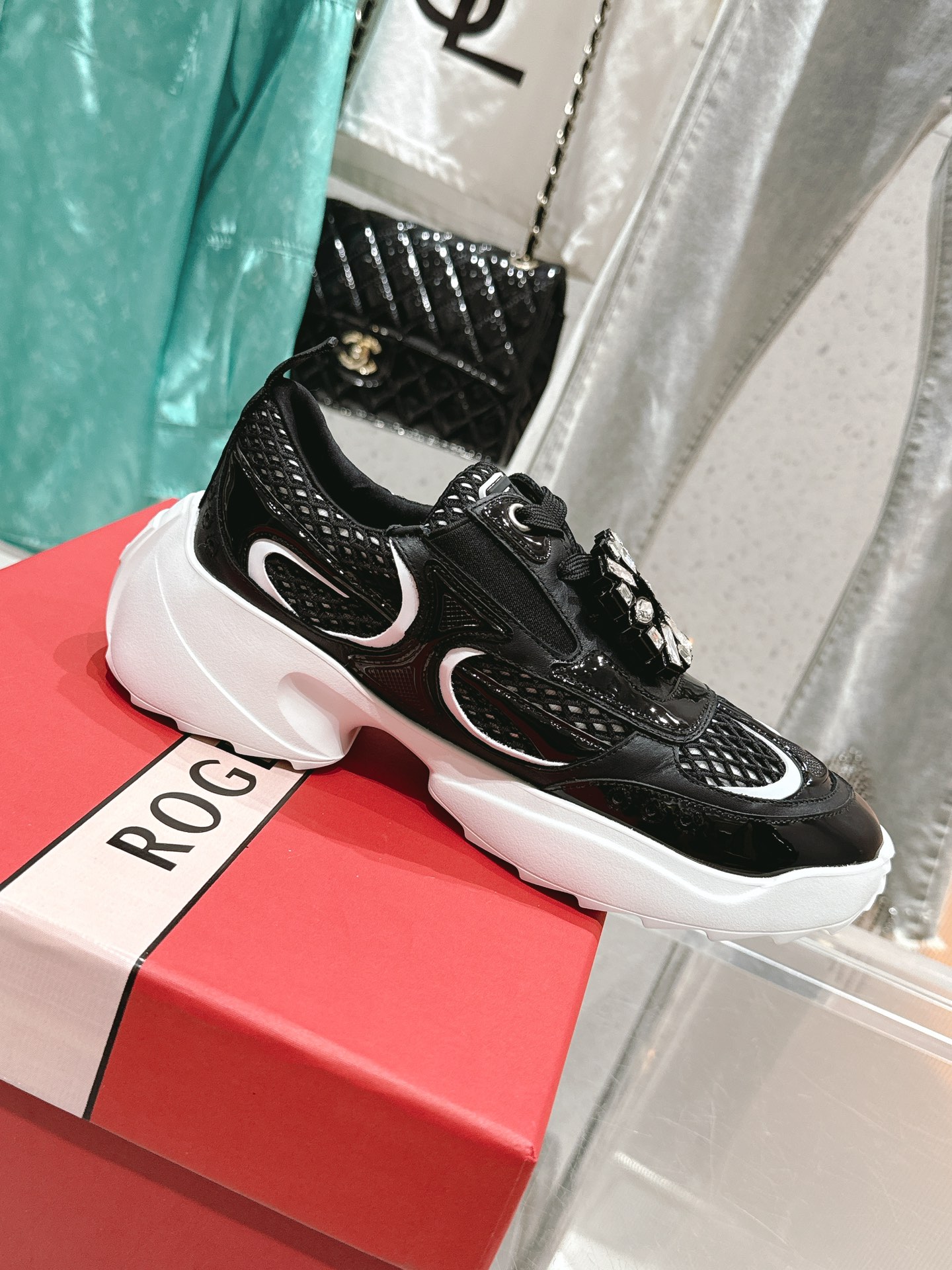 NO:544837,| RV diamond buckle thick-soled casual sneakers A super classic and beautiful casual shoe. The foot feels as light and comfortable as if stepping on a cloud. Blingbling flashing diamonds are like a hit on the heart. It is particularly shining and eye-catching in the light. Take photos and take photos. Use imported Swarovski diamonds. The cutting surface is very beautiful. The sole has a certain thickness. The legs are directly stretched!  The fabric is made of original custom calfskin, imported lambskin, original lightweight rubber outsole, Size35-39 [40 customization], casual shoes/sports shoes, swarovski, sneakers, cowhide, sheepskin19860909| RV钻扣厚底休闲运动鞋 一款超经典的超美的休闲鞋 脚感宛如踩在云朵般轻巧舒服 blingbling闪钻简直是撞在心口上的喜欢 在光线下特别闪耀吸睛 拍照各种上镜 选用进口施华洛世奇钻 切割面非常漂亮 大底有一定的厚度 上脚直接大长腿！ 面料采用原版定制小牛皮 内里垫脚进口小羊皮 原版轻便橡胶大底 Size35-39 [40定制],休闲鞋/运动鞋,swarovski,sneakers,cowhide,sheepskin,Women's Shoes