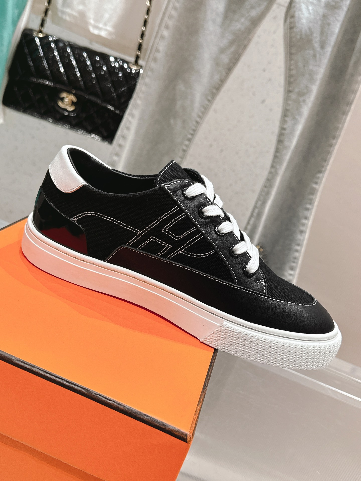 NO:264247,Women's/Men's/Hermes classic couple model, top quality #exclusive original replica running volume model, exquisite craftsmanship, comfortable foot feeling and beautiful!  Original imported cowhide fabric, comfortable and breathable sheepskin inner lining, original TPU rubber non-slip sole, very suitable for daily commuting and shopping, comfortable and soft, size 35-45 [couple model], casual shoes/sports shoes, hermes, sneakers, cowhide, sheepskin19860909女款/男款 /爱马仕经典情侣款,顶级品质#独家原版复刻跑量款,精致的工艺脚感舒适越穿越好看！ 原版进口头层牛皮面料 舒适透气羊皮内里 原版TPU橡胶防滑大底 日常通勤逛街都非常适合 舒适柔软度爆赞 尺码35—45 [情侣款],休闲鞋/运动鞋,hermes,sneakers,cowhide,sheepskin,Women's Shoes