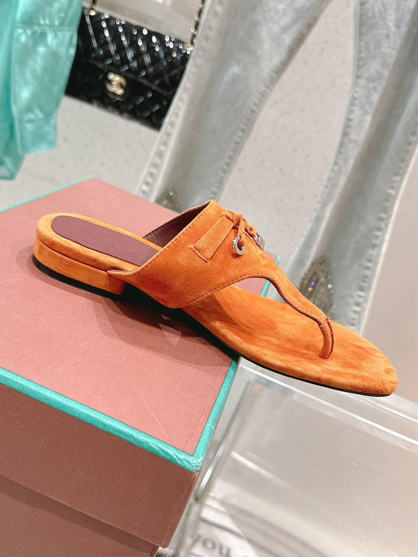 NO:437713,Top quality, latest counter, 2025 spring and summer new classic hot products, lp purchasing grade, British foot slippers and sandals. High-quality sheep velvet material + cowhide pad Italian original leather outsole Size 35-41 [40.41 custom], slippers, loro piana, sandals, slippers, cowhide, sheep, Leather soles19860909顶级品质 专柜最新 2025春夏季新款经典爆款出品lp代购级 英伦夹脚拖鞋凉鞋. 优质羊猄绒材料+牛皮里垫 意大利原版真皮大底 尺码35-41 [40.41定做],拖鞋,loro piana,sandals,slippers,cowhide,sheep,Leather soles,Women's Shoes