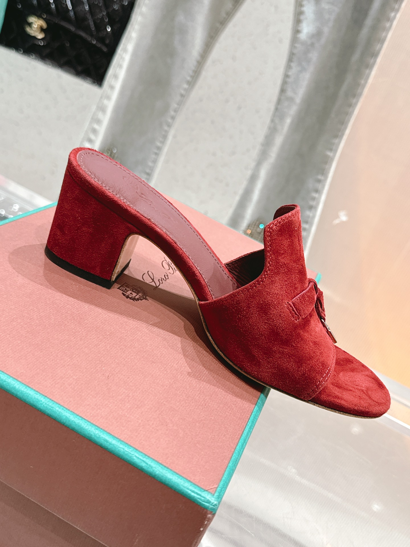 NO:437712,/Nuoyoupian, Wannian classic slippers, simple and fashionable, super comfortable foot feeling, shoes that can take 20,000 steps a day, super versatile!  1 The upper adopts a unique knitted fabric production process, comprehensively restores the counter process flow, and the full cowhide pulling technology at the middle bottom. The original version is purchased and developed to develop the highest quality purchasing agent!  2 original upper sheep skin, high-end grade double-layer sheepskin X silk sheepskin footbed, comfortable and breathable ZP open mold original genuine leather sole lightweight and wear-resistant, paired version and color. 3 Size 35-41 [40.41 Customized], slippers, slippers, cowhide, sheepskin, sheep19860909/诺悠翩 万年经典拖鞋 简约时尚 脚感超级舒适 一天可以暴走两万步的鞋子 超级百搭款！ 1 鞋面采用独特针织面料制作工艺,全方位复原专柜工艺流程,中底部位全牛皮拉帮工艺 原版购入开发顶级代购最高品质！ 2 鞋面原版羊猄皮,高级上档次 内里双层羊皮X丝绸羊皮垫脚,舒适透气 ZP开模原版真皮底 轻便耐磨 对版对色. 3 尺码35-41 [40.41定做],拖鞋,slippers,cowhide,sheepskin,sheep,Women's Shoes