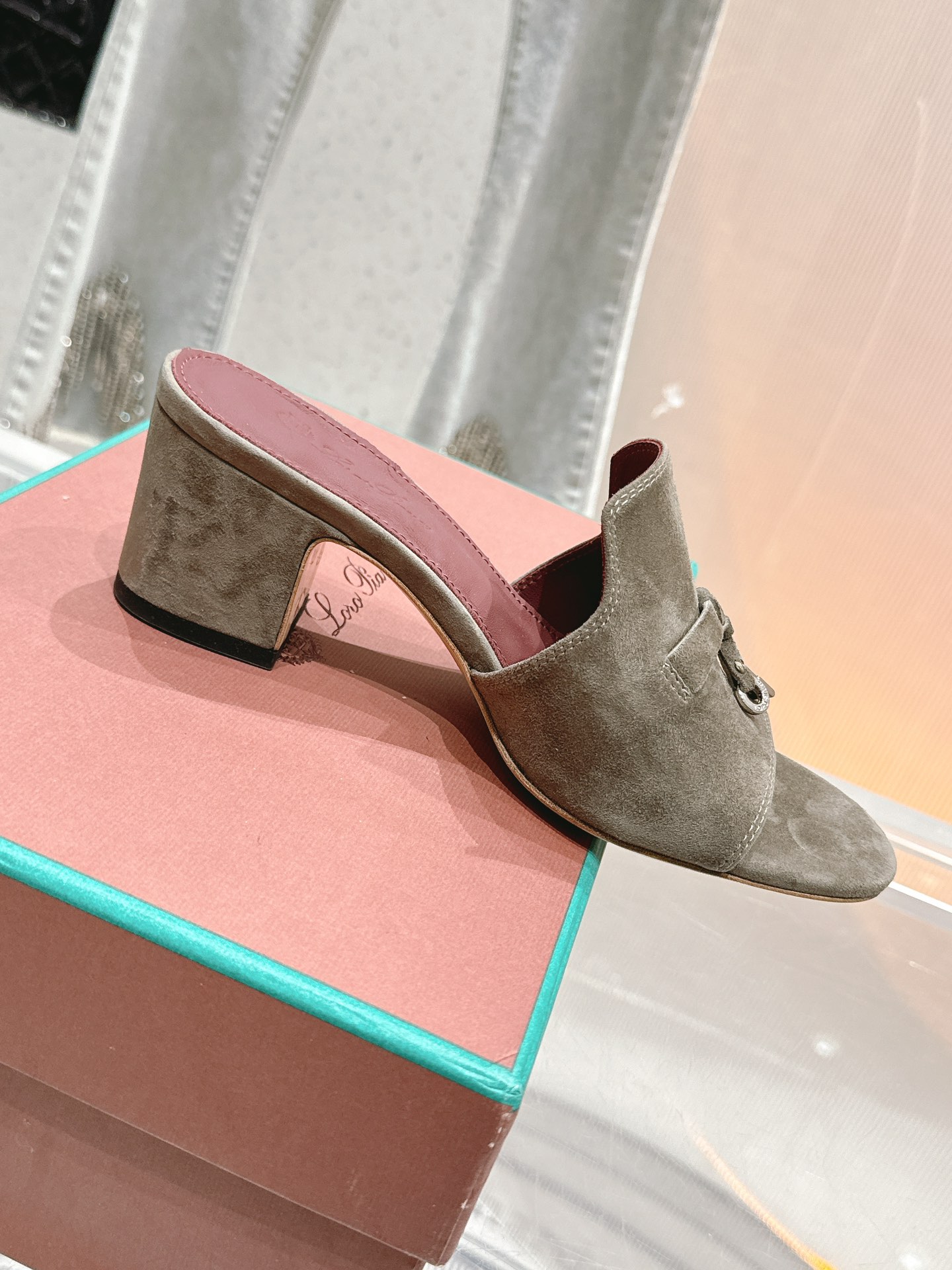 NO:437707,/Nuoyoupian, Wannian classic slippers, simple and fashionable, super comfortable foot feeling, shoes that can take 20,000 steps a day, super versatile!  1 The upper adopts a unique knitted fabric production process, comprehensively restores the counter process flow, and the full cowhide pulling technology at the middle bottom. The original version is purchased and developed to develop the highest quality purchasing agent!  2 original upper sheep skin, high-end grade double-layer sheepskin X silk sheepskin footbed, comfortable and breathable ZP open mold original genuine leather sole lightweight and wear-resistant, paired version and color. 3 Size 35-42 [40.41 Custom made], slippers, slippers, cowhide, sheep19860909/诺悠翩 万年经典拖鞋 简约时尚 脚感超级舒适 一天可以暴走两万步的鞋子 超级百搭款！ 1 鞋面采用独特针织面料制作工艺,全方位复原专柜工艺流程,中底部位全牛皮拉帮工艺 原版购入开发顶级代购最高品质！ 2 鞋面原版羊猄皮,高级上档次 内里双层羊皮X丝绸羊皮垫脚,舒适透气 ZP开模原版真皮底 轻便耐磨 对版对色. 3 尺码35-42 [40.41定做],拖鞋,slippers,cowhide,sheepskin,sheep,Women's Shoes