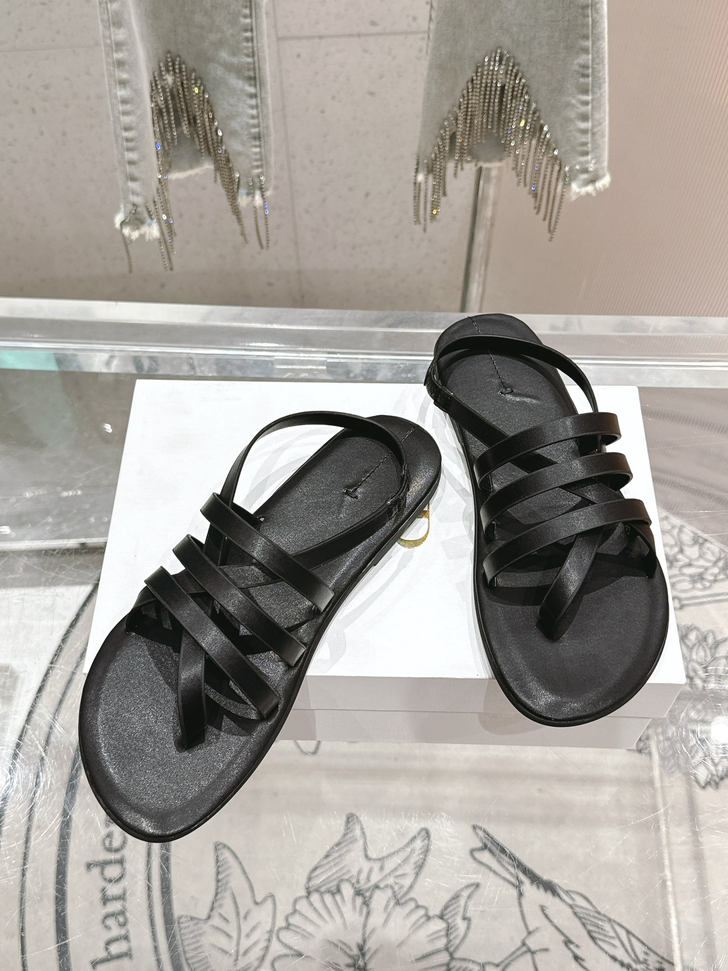 NO:264201,New product cool and mop, minimalist design style, and everyday matching is invincible and beautiful!  It is also very fashionable, soft and glutinous to wear. It is a must-have artifact for summer travel!  Imported calfskin with inner mixed breed sheepskin Original open mold non-slip sole Size 35-40 [40 custom], split-toe shoes, cowhide, sheepskin19860909新品凉拖拖 极简主义的设计风格 日常随心搭配都无敌好看！ 上脚也是很时尚软糯糯的 夏日旅行必备神器！ 鞋面进口小牛皮 内里混种羊皮 原版开模防滑大底 尺码35-40 [40定制],分趾鞋,cowhide,sheepskin,Women's Shoes