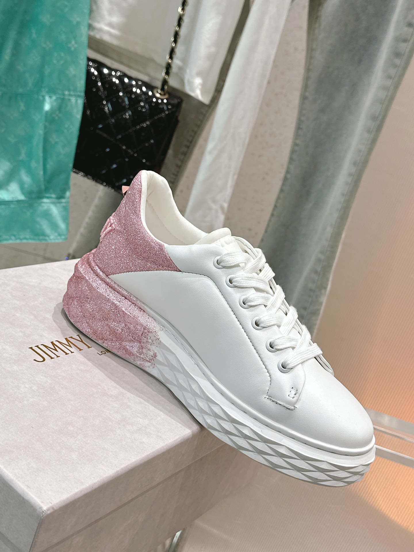 NO:544829,Zhou Yangjie's new Diamond sports and casual shoes, using brand elements, diamond-resistant multi-faceted cutting and shaping three-dimensional feeling, the sole is glittering with brand glittering powder coating process. Original cowhide/Gret material inner foot pad sheepskin Original custom rubber combination outsole Size 35-40 [40 customization], casual shoes/sports shoes, sneakers, cowhide, sheepskin19860909周仰杰新款Diamond运动休闲鞋,采用品牌元素防钻石多面切割塑形立体感十足,鞋底采用品牌闪粉覆膜工艺闪闪发光. 原版牛皮/格丽特材料 内里垫脚羊皮 原版定制橡胶组合大底 尺码35-40 [40定制],休闲鞋/运动鞋,sneakers,cowhide,sheepskin,Women's Shoes