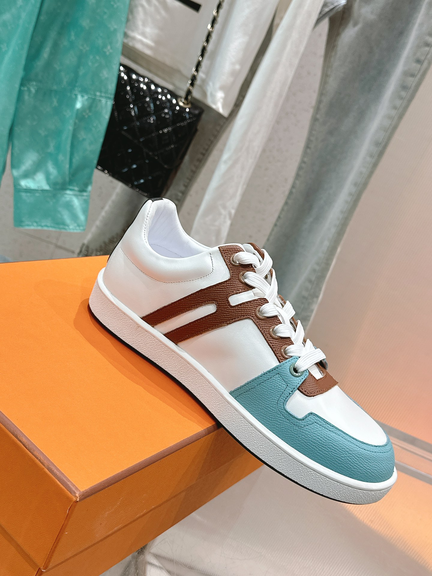 NO:264246,Deep top quality classic series white shoes casual shoes fashionable graphic design creates a retro style urban style simple and versatile business and casual both original imported calfskin material comfortable and breathable sheepskin lining Original TPU rubber non-slip bottom Size 39-45 [temporary men's style], casual shoes/sports shoes, sneakers, cowhide, sheepskin19860909Deep顶级品质 经典系列 小白鞋 休闲板鞋 时尚的图形设计 打造复古风格 都市造型 简约百搭 商务休闲两不误 原版进口小牛皮材料 舒适透气羊皮内里 原版TPU橡胶防滑底 尺码39—45 [暂时男款],休闲鞋/运动鞋,sneakers,cowhide,sheepskin,Women's Shoes