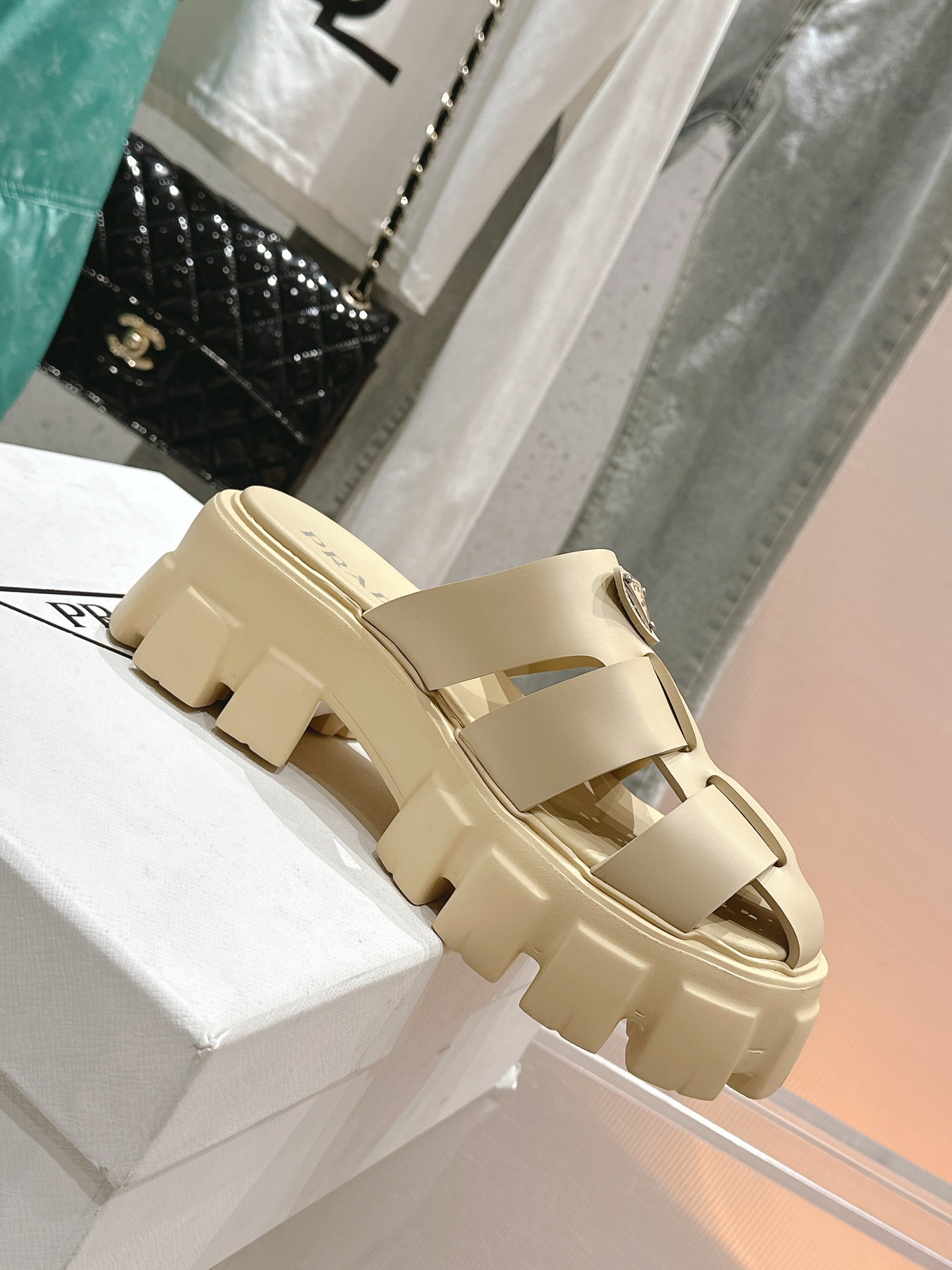 NO:383823,Top classic series Original triangle cross-soled sandals Ultra-light invincible light sandals Join the summer camp The cross-band design saves many shoe shapes, not picky at all, wear the same fashionable style Custom imported soft film material Tire embossed rubber ultra-light sole Heel height 5cm size35-41 [40.41 custom], semi-torch, sandals, slippers19860909顶级经典系列 原版三角标交叉厚底凉拖鞋 超轻无敌轻凉鞋加入夏日阵营 交叉带的设计拯救不少鞋型 一点都不挑人 穿上一样的洋气 定制进口柔软胶片材料 轮胎凸纹橡胶超轻鞋底 跟高5cm size35-41 [40.41定制],半拖,sandals,slippers,Women's Shoes