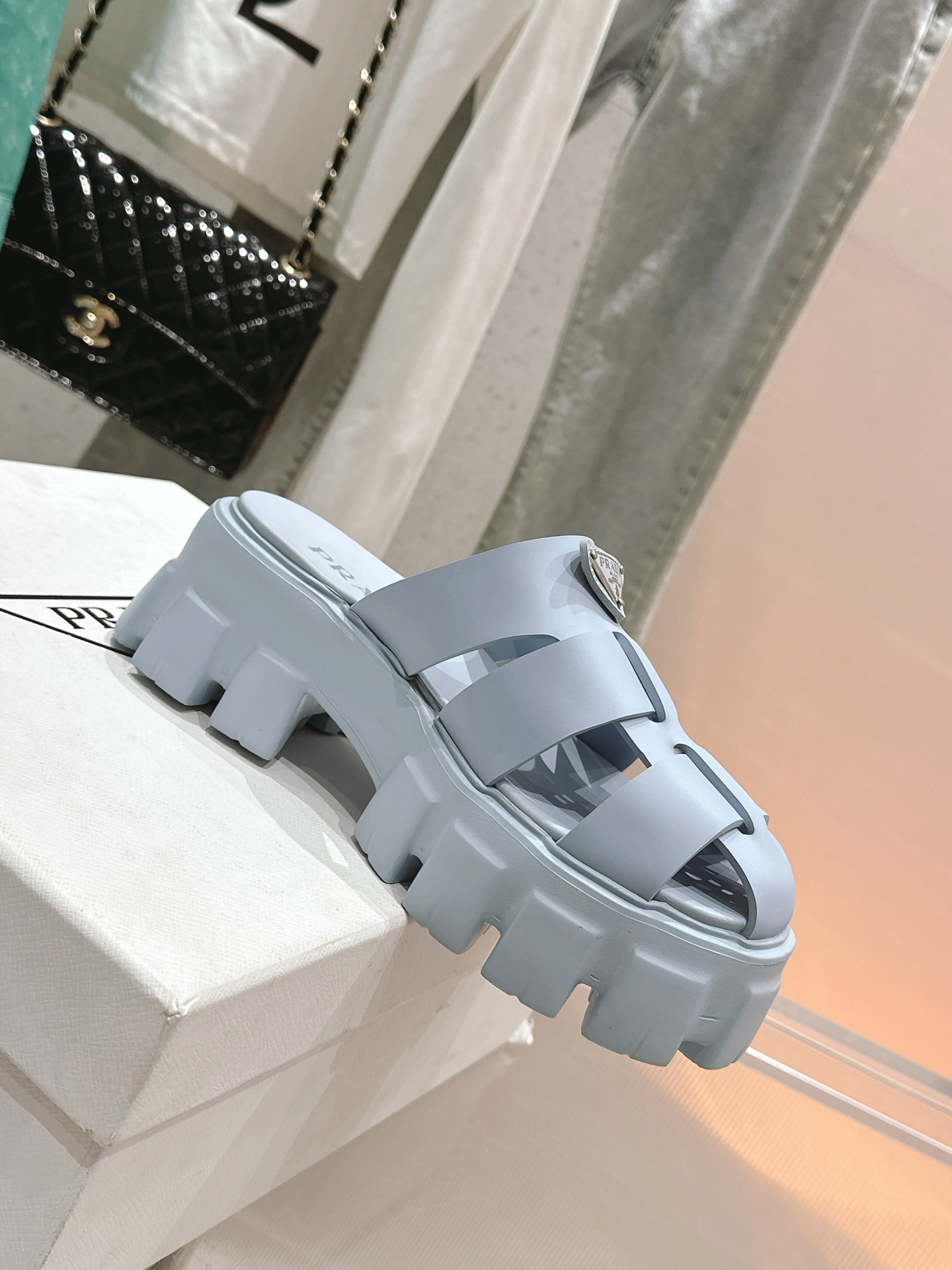 NO:383736,Top classic series Original triangle cross-soled sandals Ultra-light invincible light sandals Join the summer camp The cross-band design saves many shoe shapes, not picky at all, wear the same fashionable style Custom imported soft film material Tire embossed rubber ultra-light sole Heel height 5cm size35-41 [40.41 custom], semi-torch, sandals, slippers19860909顶级经典系列 原版三角标交叉厚底凉拖鞋 超轻无敌轻凉鞋加入夏日阵营 交叉带的设计拯救不少鞋型 一点都不挑人 穿上一样的洋气 定制进口柔软胶片材料 轮胎凸纹橡胶超轻鞋底 跟高5cm size35-41 [40.41定制],半拖,sandals,slippers,Women's Shoes