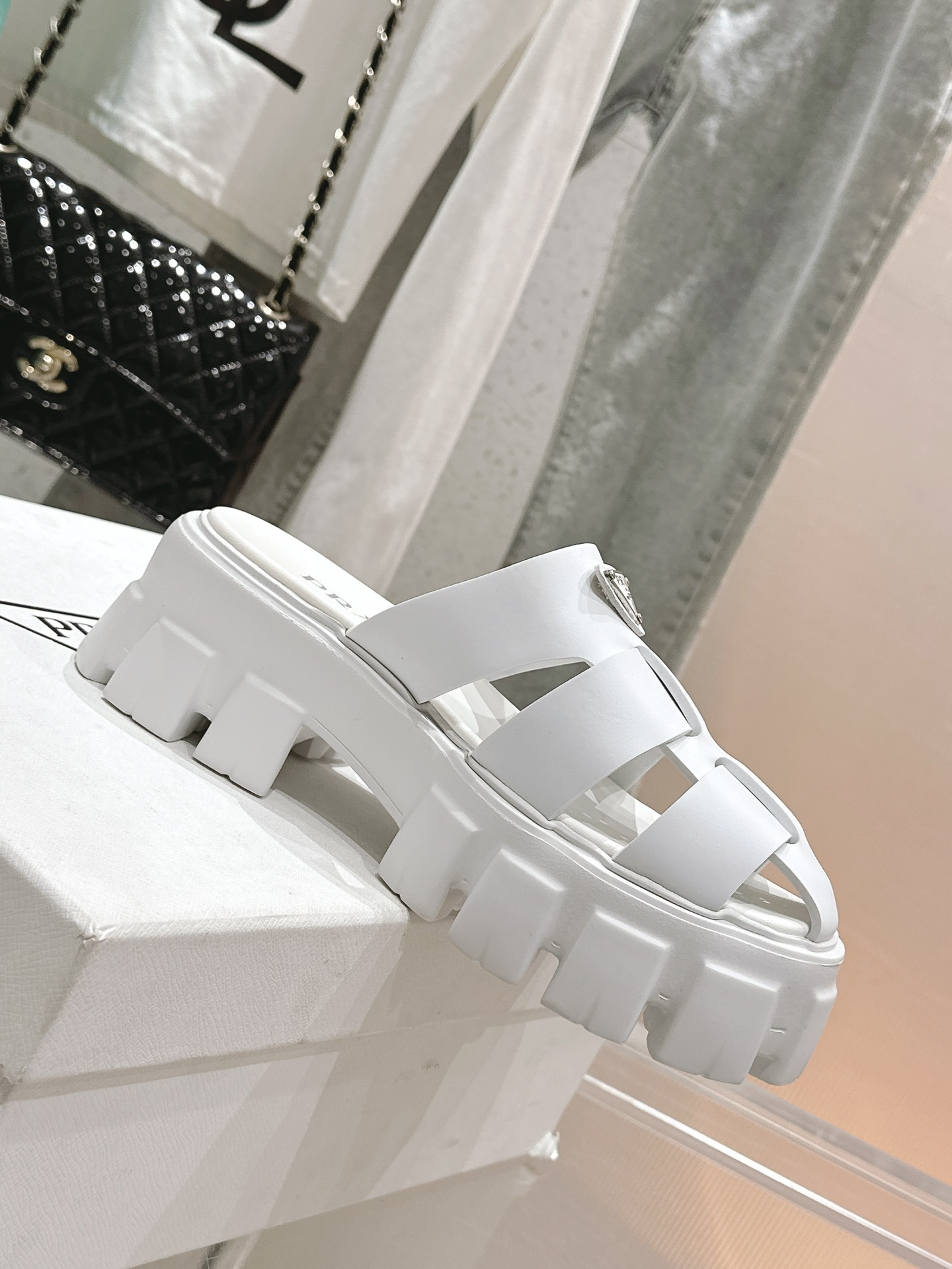 NO:383764,Top classic series Original triangle cross-soled sandals Ultra-light invincible light sandals Join the summer camp The cross-band design saves many shoe shapes, not picky at all, wear the same fashionable style Custom imported soft film material Tire embossed rubber ultra-light sole Heel height 5cm size35-41 [40.41 custom], semi-torch, sandals, slippers19860909顶级经典系列 原版三角标交叉厚底凉拖鞋 超轻无敌轻凉鞋加入夏日阵营 交叉带的设计拯救不少鞋型 一点都不挑人 穿上一样的洋气 定制进口柔软胶片材料 轮胎凸纹橡胶超轻鞋底 跟高5cm size35-41 [40.41定制],半拖,sandals,slippers,Women's Shoes