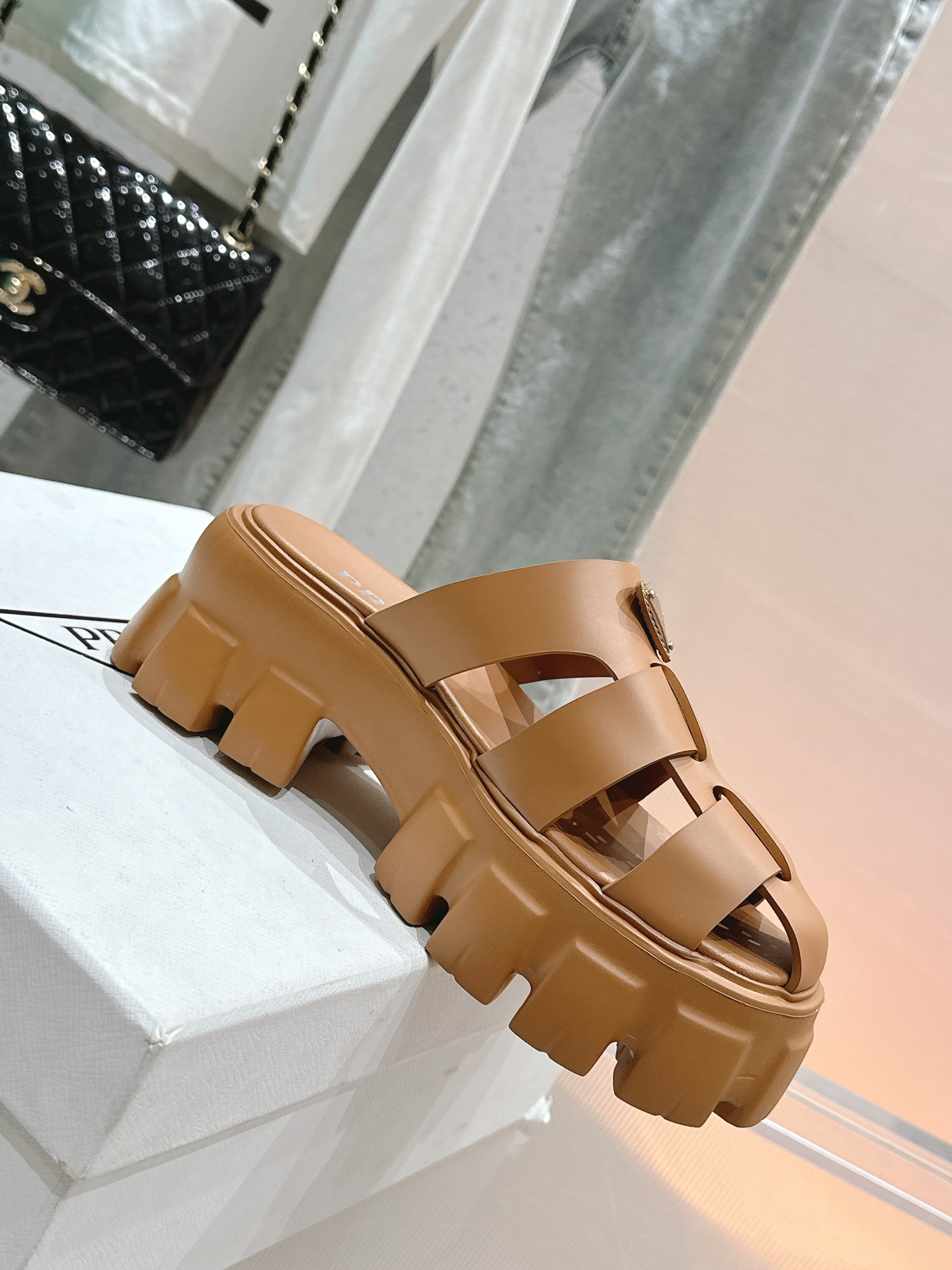 NO:383754,Top classic series Original triangle cross-soled sandals Ultra-light invincible light sandals Join the summer camp The cross-band design saves many shoe shapes, not picky at all, wear the same fashionable style Custom imported soft film material Tire embossed rubber ultra-light sole Heel height 5cm size35-41 [40.41 custom], semi-torch, sandals, slippers19860909顶级经典系列 原版三角标交叉厚底凉拖鞋 超轻无敌轻凉鞋加入夏日阵营 交叉带的设计拯救不少鞋型 一点都不挑人 穿上一样的洋气 定制进口柔软胶片材料 轮胎凸纹橡胶超轻鞋底 跟高5cm size35-41 [40.41定制],半拖,sandals,slippers,Women's Shoes