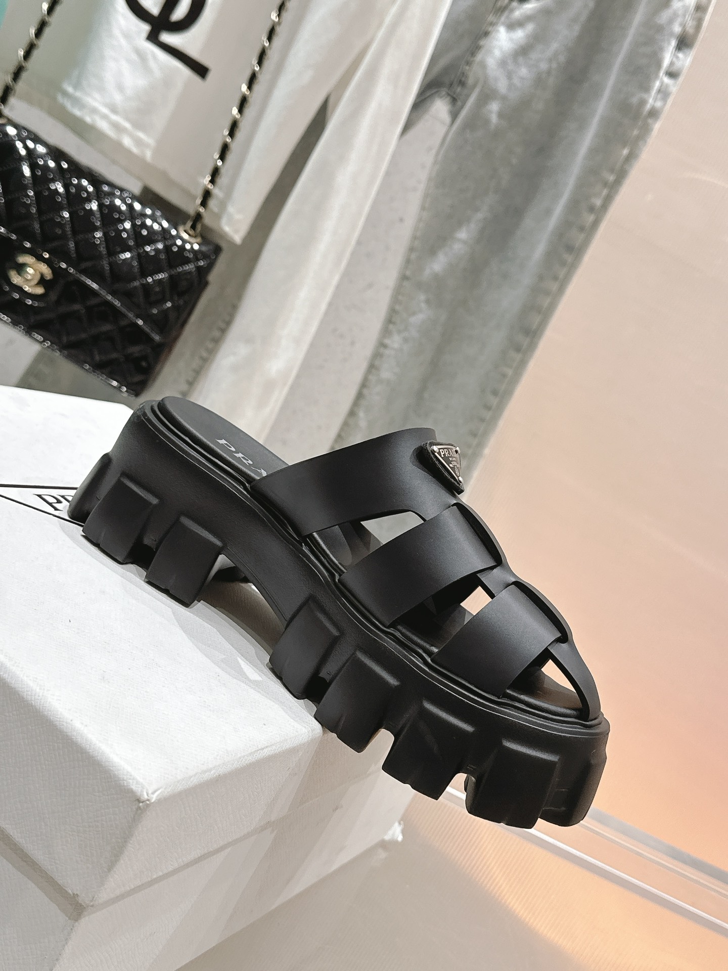 NO:383776,Top classic series Original triangle cross-soled sandals Ultra-light invincible light sandals Join the summer camp The cross-band design saves many shoe shapes, not picky at all, wear the same fashionable style Custom imported soft film material Tire embossed rubber ultra-light sole Heel height 5cm size35-41 [40.41 custom], semi-torch, sandals, slippers19860909顶级经典系列 原版三角标交叉厚底凉拖鞋 超轻无敌轻凉鞋加入夏日阵营 交叉带的设计拯救不少鞋型 一点都不挑人 穿上一样的洋气 定制进口柔软胶片材料 轮胎凸纹橡胶超轻鞋底 跟高5cm size35-41 [40.41定制],半拖,sandals,slippers,Women's Shoes