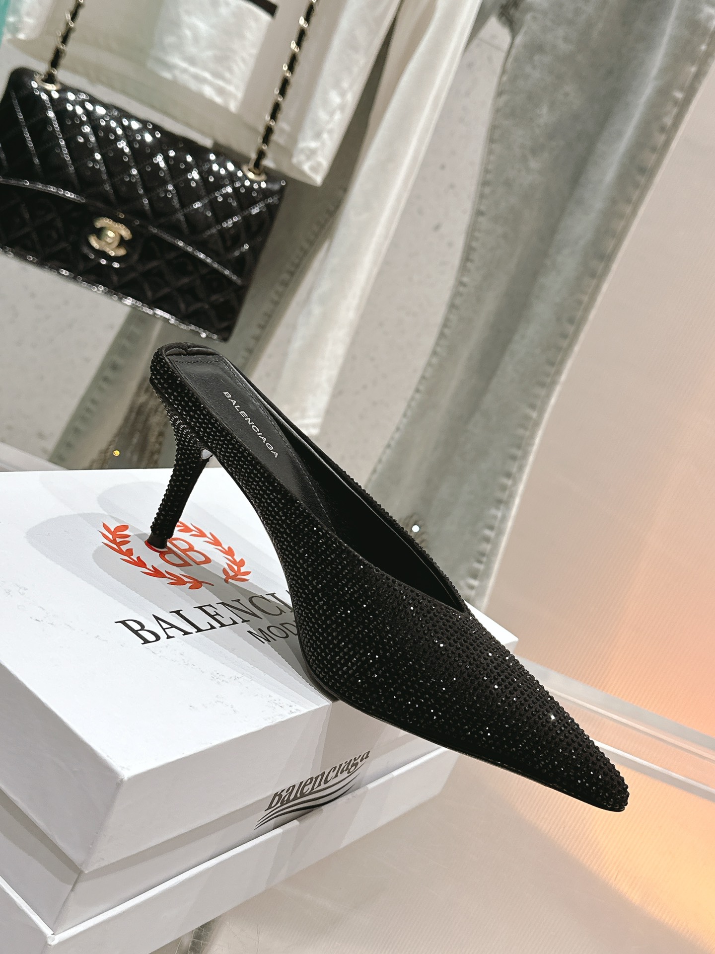 NO:264197,/Balenciaga classic new ironing diamonds, pointed high-heeled sandals, bringing fashion to the extreme, the finest of the classics, without bloating, and stretching the lines, not picking the feet at all, the leather is very soft, the foot-mounted effect is excellent, the mold-opening custom original version is really too exquisite~ Imported Swarovski ironing technology, sheepskin lining   foot-up sheepskin Italian original leather outsole, heel height 6.5CM Size 35-41 [34.40.41 customization], semi-torque, balenciaga, slippers, sheepskin, Leather soles19860909/巴黎世家经典新款烫钻 尖头高跟凉拖鞋 将时髦发挥到极致 经典中的精品 并且不带臃肿感 还拉长线条 完全不挑脚型 皮质都很软 上脚效果一级棒 开模定制原版 真的太精致了～ 进口施华洛烫钻工艺 羊皮内里 垫脚羊皮 意大利原版真皮大底 跟高6.5CM 尺码35-41 [34.40.41定制],半拖,balenciaga,slippers,sheepskin,Leather soles,Women's Shoes