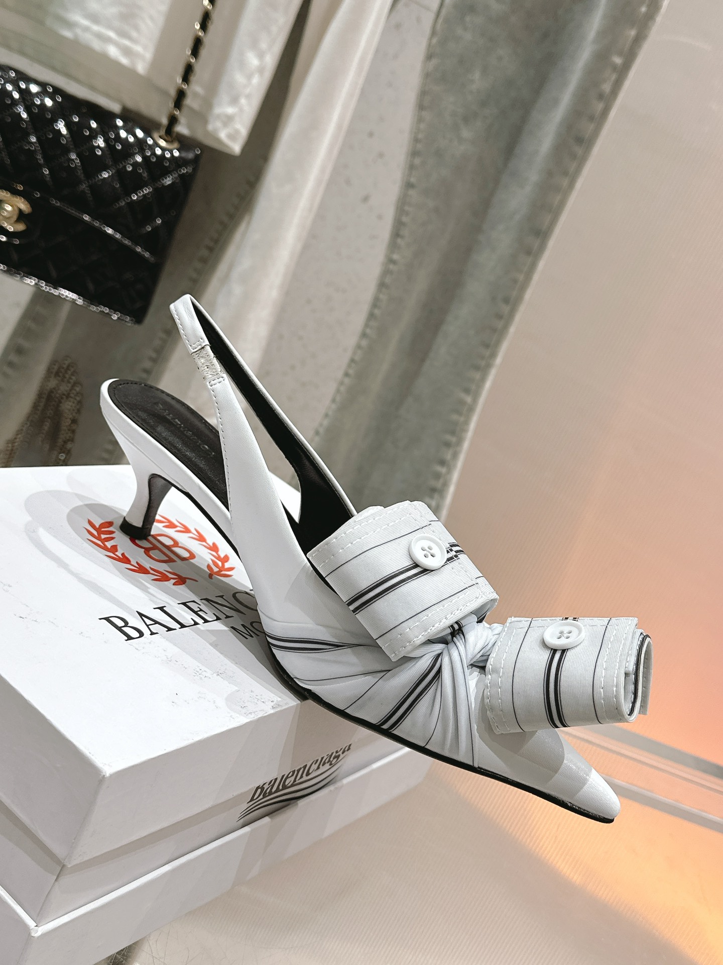 NO:264213,/Balenciaga classic new silk, bow-tip pointed sandals, bring fashion to the extreme, the quality of the classic, without bloating, and lengthening the lines, not picking the feet at all, the materials are very soft, the foot-mounted effect is excellent, the mold-opening custom original version is really too exquisite~ Original imported silk fabric, sheepskin inner lining   foot-up sheepskin Italian original leather outsole, heel height 4.5CM Size 35-41 [34.40.41 Customized], sandals, single shoes, balenciaga, sandals, slippers, sheepskin, real silk, Leather soles19860909/巴黎世家经典新款真丝 蝴蝶结尖头凉拖鞋 将时髦发挥到极致 经典中的精品 并且不带臃肿感 还拉长线条 完全不挑脚型 材质都很软 上脚效果一级棒 开模定制原版 真的太精致了～ 原版进口真丝面料 羊皮内里 垫脚羊皮 意大利原版真皮大底 跟高4.5CM 尺码35-41 [34.40.41定制],凉鞋单鞋,balenciaga,sandals,slippers,sheepskin,real silk,Leather soles,Women's Shoes