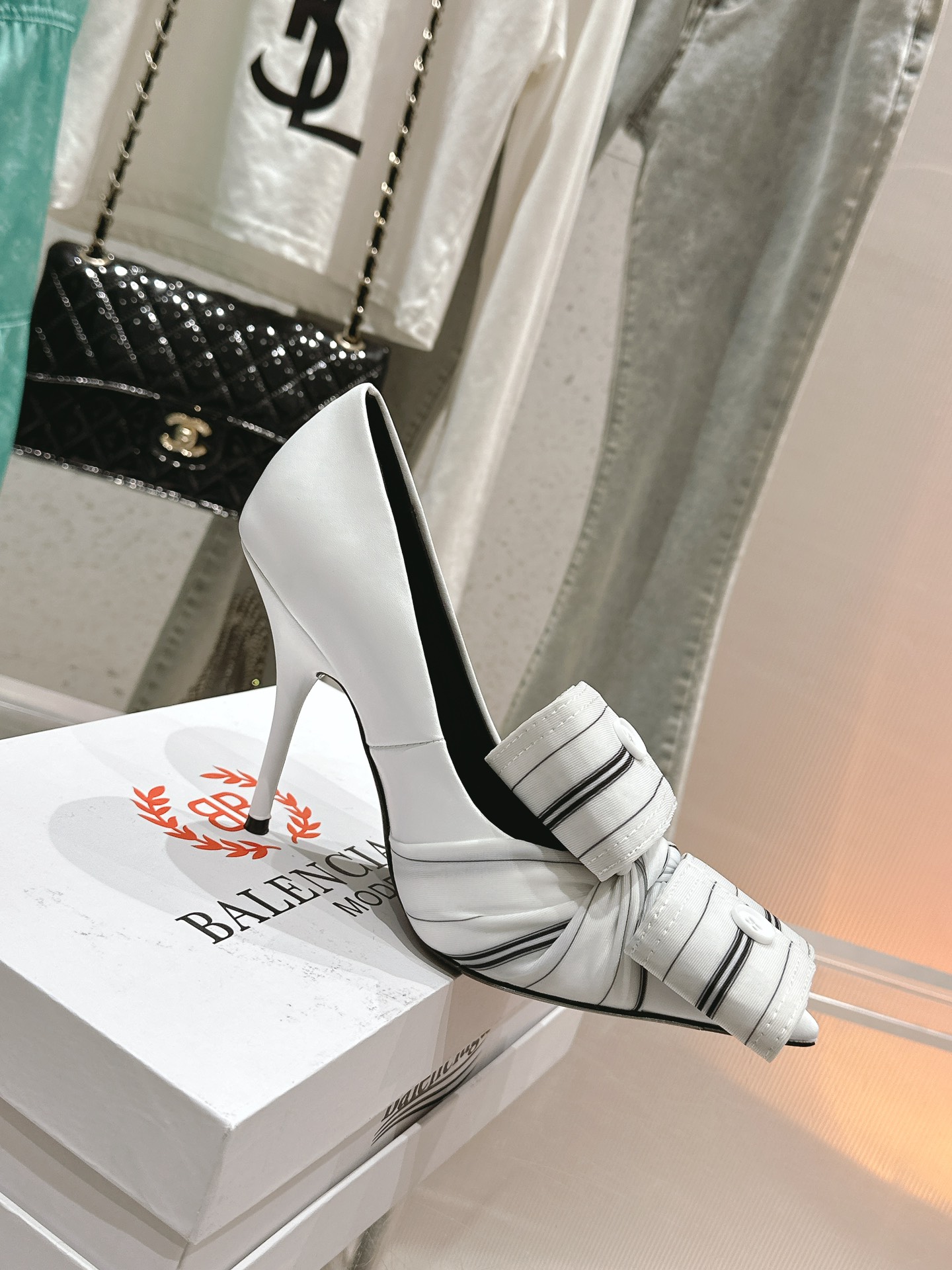 NO:264188,/Balenciaga classic new silk, bow-tip pointed sandals, bring fashion to the extreme, the quality of the classic, without bloating, and lengthening the lines, not picking the feet at all, the materials are soft, the foot-mounted effect is excellent, the mold-opening custom original version is really too exquisite~ Original imported silk fabric, sheepskin inner lining   foot-up sheepskin Italian original leather outsole, heel height 9.5CM Size 35-41 [34.40.41 Customized], sandals, single shoes, balenciaga, sandals, slippers, sheepskin, real silk, Leather soles19860909/巴黎世家经典新款真丝 蝴蝶结尖头凉拖鞋 将时髦发挥到极致 经典中的精品 并且不带臃肿感 还拉长线条 完全不挑脚型 材质都很软 上脚效果一级棒 开模定制原版 真的太精致了～ 原版进口真丝面料 羊皮内里 垫脚羊皮 意大利原版真皮大底 跟高9.5CM 尺码35-41 [34.40.41定制],凉鞋单鞋,balenciaga,sandals,slippers,sheepskin,real silk,Leather soles,Women's Shoes