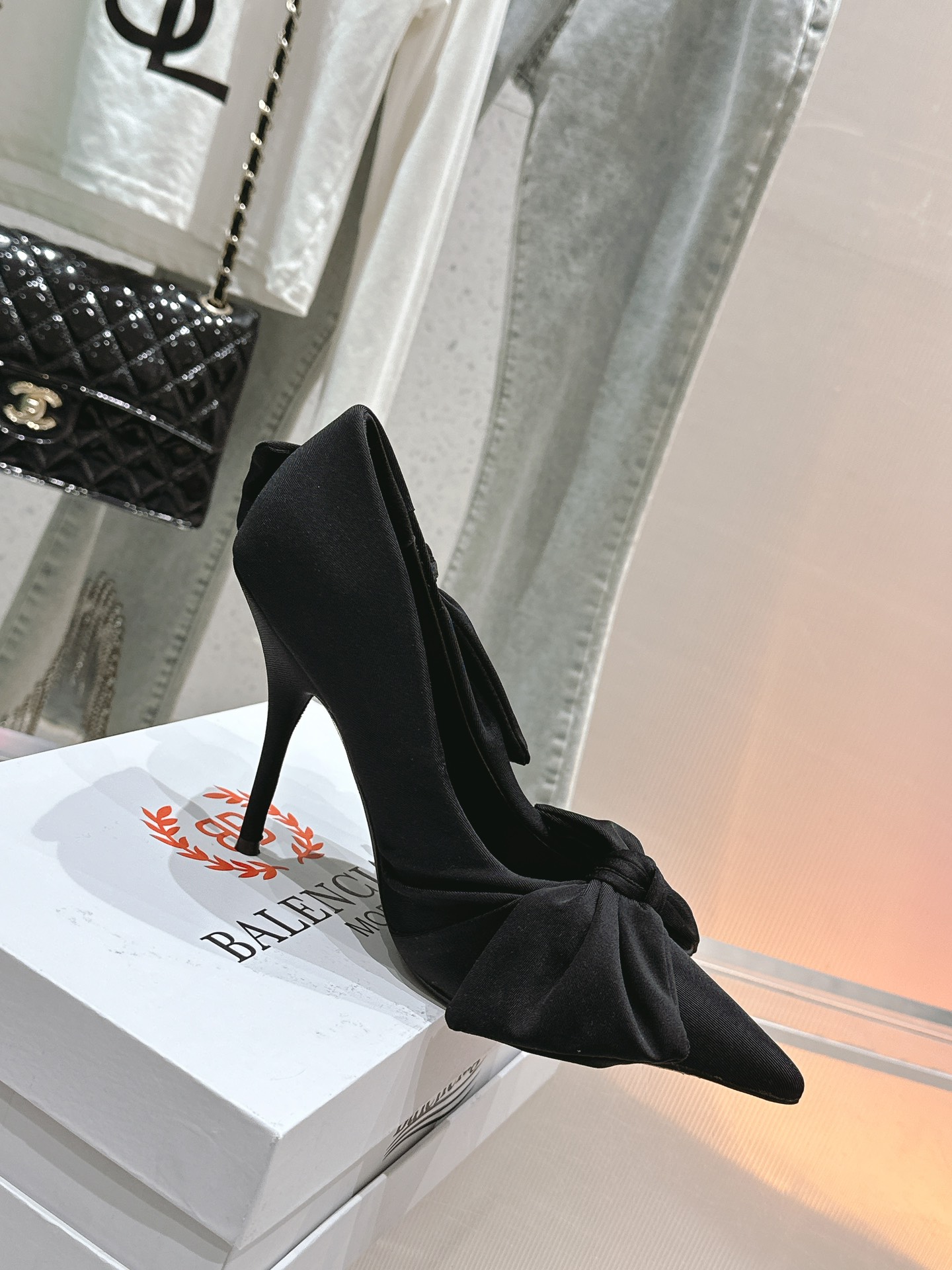 NO:264194,/Balenciaga classic new silk, bow-tip pointed sandals, bring fashion to the extreme, the quality of the classic, without bloating, and lengthening the lines, not picking the feet at all, the materials are soft, the foot-mounted effect is excellent, the mold-opening custom original version is really too exquisite~ Original imported silk fabric, sheepskin inner lining   foot-up sheepskin Italian original leather outsole, heel height 9.5CM Size 35-41 [34.40.41 Customized], sandals, single shoes, balenciaga, sandals, slippers, sheepskin, real silk, Leather soles19860909/巴黎世家经典新款真丝 蝴蝶结尖头凉拖鞋 将时髦发挥到极致 经典中的精品 并且不带臃肿感 还拉长线条 完全不挑脚型 材质都很软 上脚效果一级棒 开模定制原版 真的太精致了～ 原版进口真丝面料 羊皮内里 垫脚羊皮 意大利原版真皮大底 跟高9.5CM 尺码35-41 [34.40.41定制],凉鞋单鞋,balenciaga,sandals,slippers,sheepskin,real silk,Leather soles,Women's Shoes