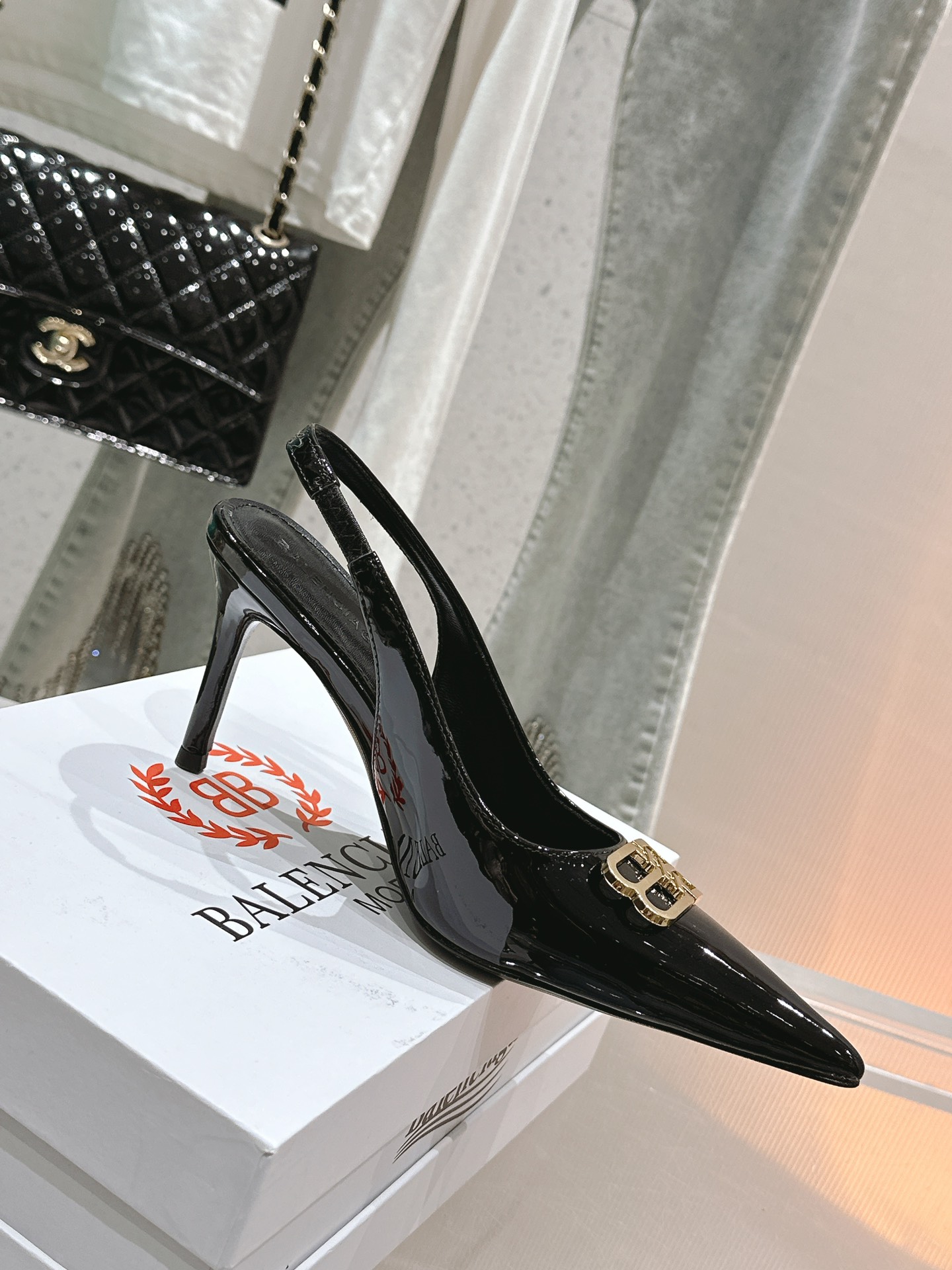 NO:264205,/Balenciaga classic double B buckles pointed toe back empty sandals bring fashion to the extreme. The quality of the classic and does not have a bloated feeling. It also lengthens the lines. It is not picky at all. The leather is very soft. The foot effect is first-class. The mold customization of original hardware double B buckles is really exquisite~ Original imported beef patent leather fabric, sheepskin inner   footbed sheepskin Italian original leather outsole, heel height 9.5CM Size 35-41 [34.40.41 Customized], sandals single shoes, balenciaga, sandals, sheepskin, Leather soles19860909/巴黎世家经典双B扣 尖头后空凉鞋 将时髦发挥到极致 经典中的精品 并且不带臃肿感 还拉长线条 完全不挑脚型 皮质都很软 上脚效果一级棒 开模定制原版五金双B扣 真的太精致了～ 原版进口牛漆皮面料 羊皮内里 垫脚羊皮 意大利原版真皮大底 跟高9.5CM 尺码35-41 [34.40.41定制],凉鞋单鞋,balenciaga,sandals,sheepskin,Leather soles,Women's Shoes