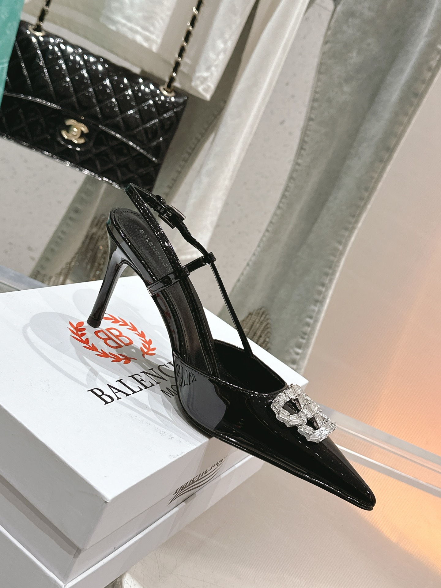 NO:264208,/Balenciaga classic double B buckles pointed toe back empty sandals bring fashion to the extreme. The finest in the classics and does not have a bloated feeling. It also lengthens the lines. It is not picky at all. The leather is very soft. The footwork is first-class. The original rhinestone double B buckles are customized with mold opening. It is really sophisticated~ Original imported beef patent leather fabric, sheepskin inner   footbed sheepskin Italian original leather outsole, heel height 9.5CM Size 35-41 [34.40.41 Customized], sandals, single shoes, balenciaga, sandals, sheepskin, Leather soles19860909/巴黎世家经典双B扣 尖头后空凉鞋 将时髦发挥到极致 经典中的精品 并且不带臃肿感 还拉长线条 完全不挑脚型 皮质都很软 上脚效果一级棒 开模定制原版水钻双B扣 真的太精致了～ 原版进口牛漆皮面料 羊皮内里 垫脚羊皮 意大利原版真皮大底 跟高9.5CM 尺码35-41 [34.40.41定制],凉鞋单鞋,balenciaga,sandals,sheepskin,Leather soles,Women's Shoes