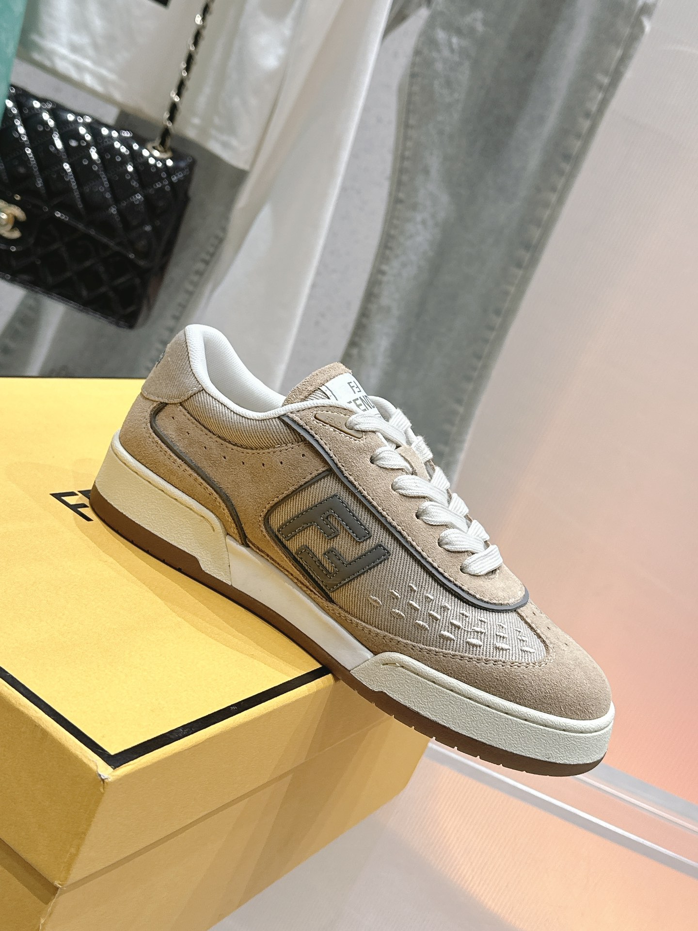 NO:544605,Women's model/P men's model Fendi's latest top-notch hot model19860909女款/P男款 芬迪最新顶级爆款x情侣鞋 首款运动鞋fendi match篮球运动鞋,最新元素注入加FF复古的设计,超经典百搭系列… 鞋面采用牛皮和牛猄组合 侧面凸起的双F logo 采用透气舒适网布内里 原版TPU组合耐磨大底 男女码35—44,休闲鞋/运动鞋,fendi,fendi,sneakers,cowhide,Women's Shoes