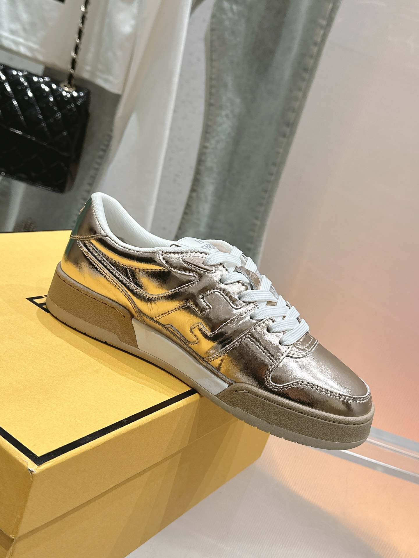 NO:264251,Women's/men's model Fendi's latest top-notch popular x couple's shoes First sneakers fendi match basketball sneakers, the latest elements are infused with FF retro design, super classic and versatile series... The upper is made of cowhide and cow shaved combination, double F logo with a breathable and comfortable mesh lining, original TPU combination wear-resistant outsole, men and women's size 35-44, casual shoes/sports shoes, fendi, fendi, sneakers, cowhide19860909女款/男款 芬迪最新顶级爆款x情侣鞋 首款运动鞋fendi match篮球运动鞋,最新元素注入加FF复古的设计,超经典百搭系列… 鞋面采用牛皮和牛猄组合 侧面凸起的双F logo 采用透气舒适网布内里 原版TPU组合耐磨大底 男女码35—44,休闲鞋/运动鞋,fendi,fendi,sneakers,cowhide,Women's Shoes