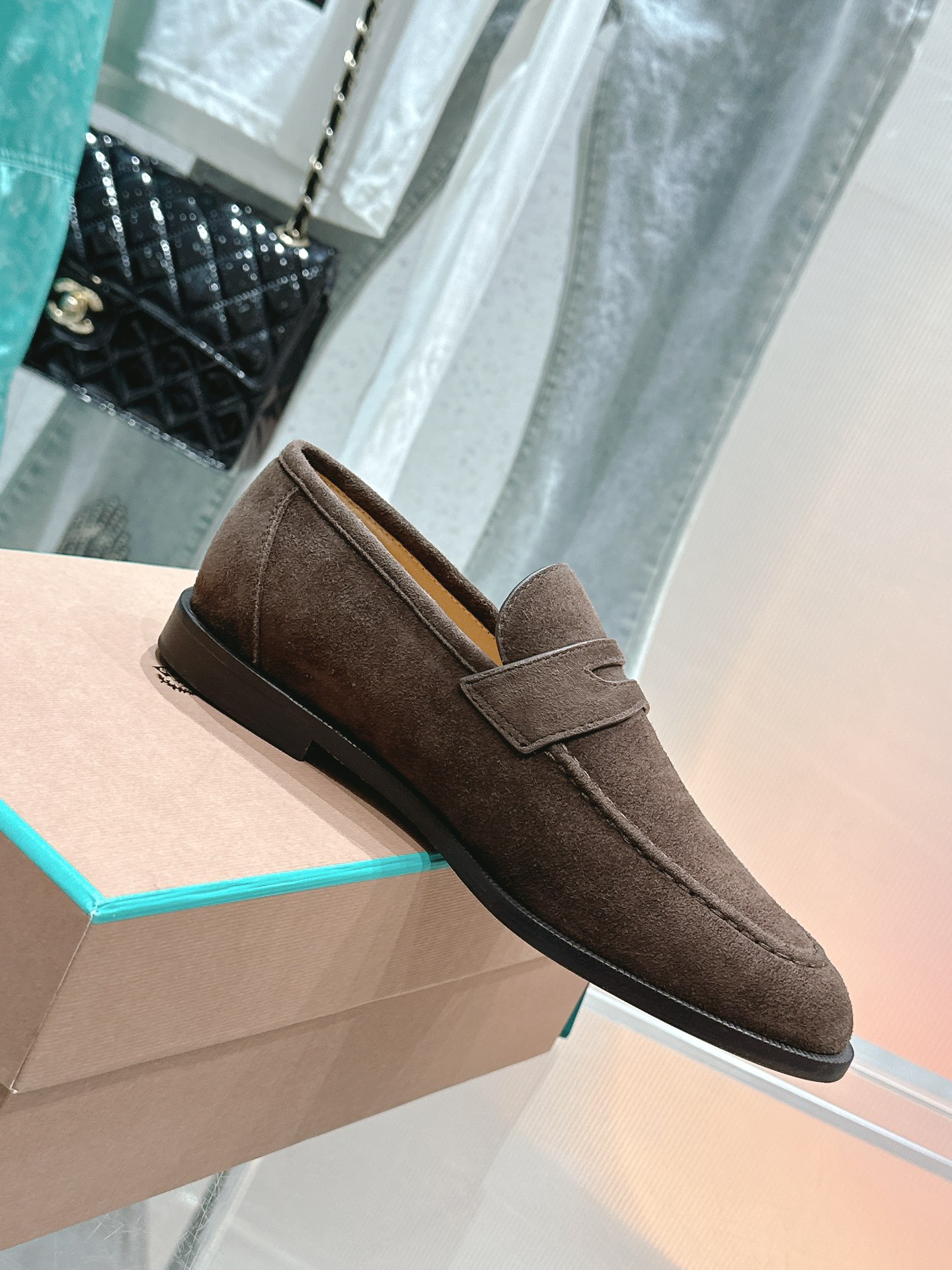 NO:462886,Women's/Men's/Nuoyoupian, Wannian classic loafers, top-level purchasing agent, simple and fashionable, super comfortable foot feeling, shoes that can take 20,000 steps a day, super versatile!  1 The upper adopts a unique knitted fabric production process, comprehensively restores the counter process flow, and the full cowhide pulling technology at the middle bottom. The original version is purchased and developed to develop top-level purchasing quality, full packaging!  2 The original sheep leather material on the upper, high-end grade, water-dyed cowhide inner foot pads are comfortable and breathable, original mold opening and production leather craftsmanship sole 3 Women's size 35-41 [40.41.42 Customized] Men's size 39-46 [39.45.46 Customized], loafers, loafers, cowhide, sheep19860909女款/男款 /诺悠翩 万年经典款乐福鞋 顶级代购 简约时尚 脚感超级舒适 一天可以暴走两万步的鞋子 超级百搭款！ 1 鞋面采用独特针织面料制作工艺,全方位复原专柜工艺流程,中底部位全牛皮拉帮工艺 原版购入开发顶级代购品质,全套包装！ 2 鞋面原版羊猄皮材料,高级上档次 水染牛皮内里垫脚舒适透气 原版开模制作真皮工艺大底 3 女码35-41 [40.41.42定做] 男码39-46 [39.45.46定做],乐福鞋,loafers,cowhide,sheep,Women's Shoes