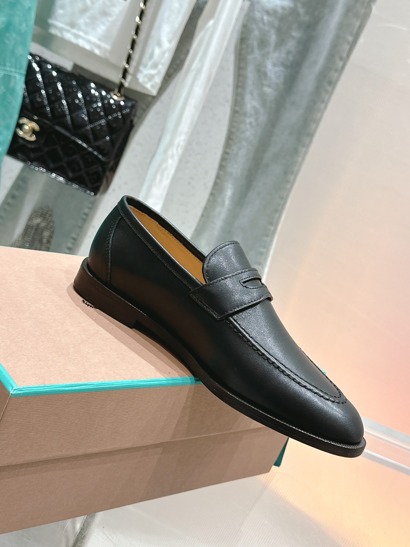 NO:462881,Women's/Men's/Nuoyoupian, Wannian classic loafers, top-level purchasing agent, simple and fashionable, super comfortable foot feeling, shoes that can take 20,000 steps a day, super versatile!  1 The upper adopts a unique knitted fabric production process, comprehensively restores the counter process flow, and the full cowhide pulling technology at the middle bottom. The original version is purchased and developed to develop top-level purchasing quality, full packaging!  2 The original upper body cowhide material, high-end grade, water-dyed cowhide inner foot pads are comfortable and breathable, original mold opening production leather craftsmanship sole 3 Women's size 35-41 [40.41.42 Customized] Men's size 39-46 [39.45.46 Customized], loafers, loafers, cowhide19860909女款/男款 /诺悠翩 万年经典款乐福鞋 顶级代购 简约时尚 脚感超级舒适 一天可以暴走两万步的鞋子 超级百搭款！ 1 鞋面采用独特针织面料制作工艺,全方位复原专柜工艺流程,中底部位全牛皮拉帮工艺 原版购入开发顶级代购品质,全套包装！ 2 鞋面原版胎牛皮材料,高级上档次 水染牛皮内里垫脚舒适透气 原版开模制作真皮工艺大底 3 女码35-41 [40.41.42定做] 男码39-46 [39.45.46定做],乐福鞋,loafers,cowhide,Women's Shoes
