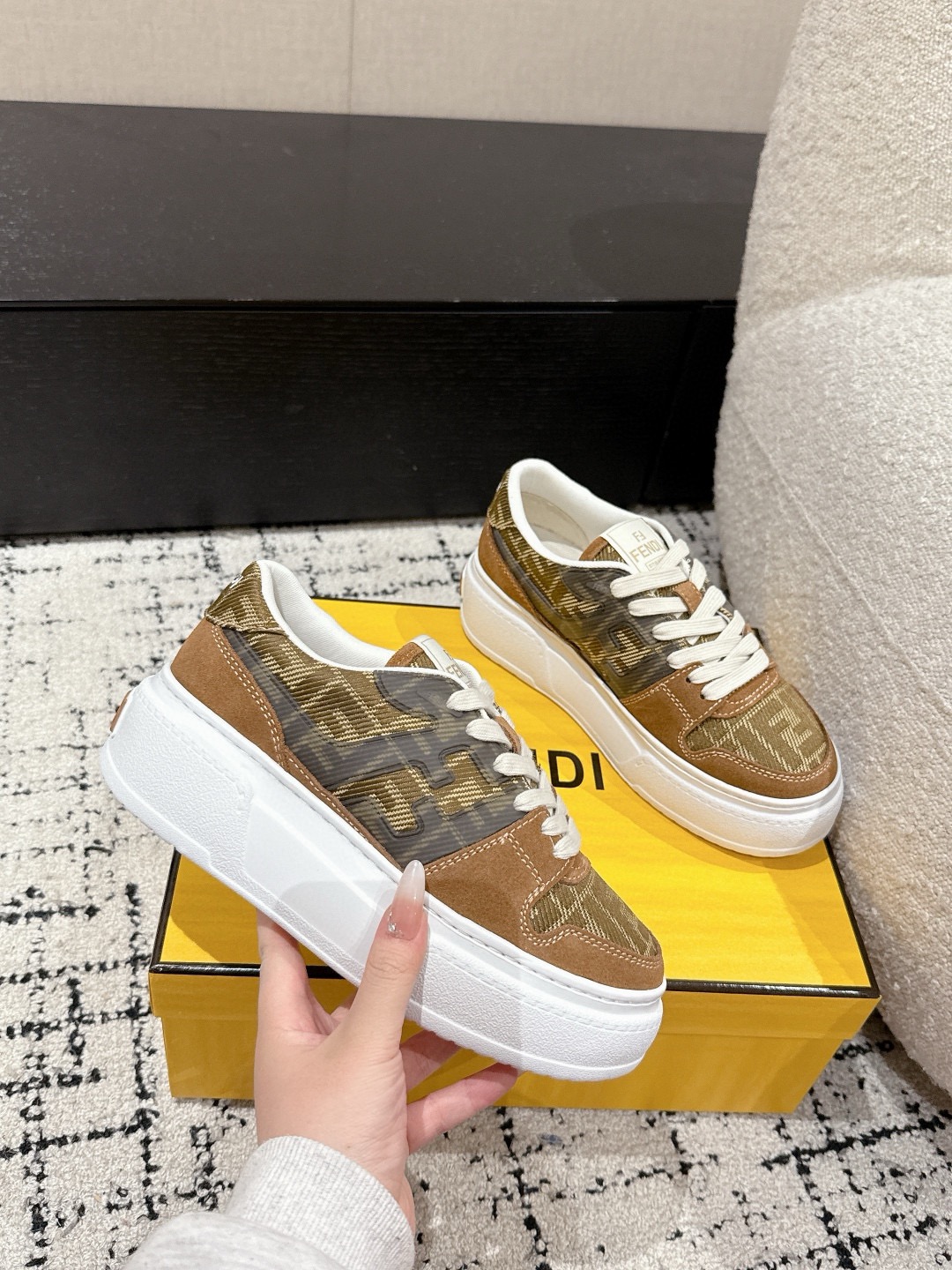 NO:544619,Fendi's latest top version, the first sneakers, fendi match basketball sneakers, the latest elements are infused with FF retro design, super classic and versatile series... The upper is made of cowhide and beef stitching combination, the double F logo on the side is breeze-comfortable mesh lining Original TPU combination two-color outsole Size 35-41 [40.41 customization], casual shoes/sports shoes, fendi, fendi, sneakers, cowhide19860909芬迪最新顶级版本 首款运动鞋fendi match篮球运动鞋,最新元素注入加FF复古的设计,超经典百搭系列… 鞋面采用牛皮和牛猄拼接组合 侧面凸起的双F logo 采用透气舒适网布内里 原版TPU组合双色大底 尺码35—41 [40.41定制],休闲鞋/运动鞋,fendi,fendi,sneakers,cowhide,Women's Shoes