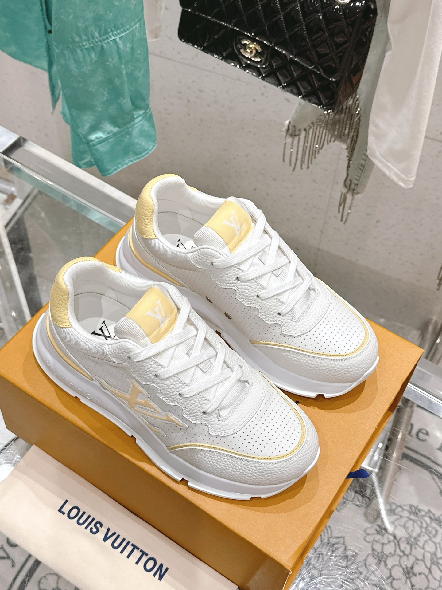 NO:264206,The latest Classic couple series, thick sole, casual sneakers, original purchase and development. This Classic sneakers debuted in the men's series this year. It is designed with smooth cowhide leather, which can easily integrate into various shapes. Attention LV letters marked the side of the shoe, with light rubber outsole embellished with Vuitton logo. Original custom imported cowhide, comfortable and breathable mesh lining, original comfortable rubber foamed outsole, size 35-45 couple shoes [women 40.41.42/men 45.46 custom], casual shoes/sports shoes, christian louboutin, louis vuitton, sneakers, cowhide19860909最新Classic情侣系列 厚底 休闲 运动鞋 原版购入開發 这款Classic 运动鞋于 今年男士系列初次亮相,以光滑牛皮革塑造考究设计,可轻松融入各式造型.瞩目 LV 字母标注鞋侧,轻盈橡胶外底点缀 Vuitton 标识. 面料原版定制进口牛皮 舒适透气网布内里 原版舒适橡胶发泡大底 尺码35-45 情侣鞋 [女40.41.42/男45.46定制],休闲鞋/运动鞋,christian louboutin,louis vuitton,sneakers,cowhide,Women's Shoes