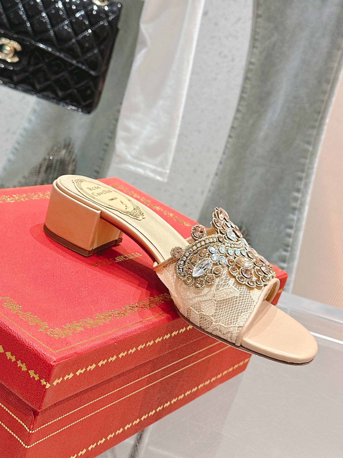 NO:264250,Renee Jovira is super popular fairy crystal sandals in spring and summer. New series, original replica #top version, celebrity internet celebrity bloggers perform with passion, fashionable and elegant temperament, thousands of rhinestones are neatly arranged. The double row of diamonds makes them look white and slim, and the heavy industry exquisite diamonds are arranged, super shiny!  Original custom-made silk   Crio crystal diamond, imported sheepskin inner lining footrest, high sole, high density, Italian imported leather outsole, heel height 4.5cm Size: 35-41 [40/41 customized], high heels, sandals, rene caovilla, sandals, high heels, sheepskin, real silk, Leather soles19860909芮妮.乔薇拉 春夏超火爆仙女水晶凉鞋.新系列,原版复刻#顶级版本,明星网红博主倾情演绎,时尚优雅气质 ,上千颗水钻整齐排列在一起.双行排钻面,显白显瘦,重工精致排钻,超闪亮！ 原版定制级真丝 克里奥水晶钻 内里进口羊皮内里垫脚 大底高密度意大利进口真皮大底 跟高4.5cm  Size:35-41 [40/41订做],高跟鞋凉鞋,rene caovilla,sandals,high heels,sheepskin,real silk,Leather soles,Women's Shoes